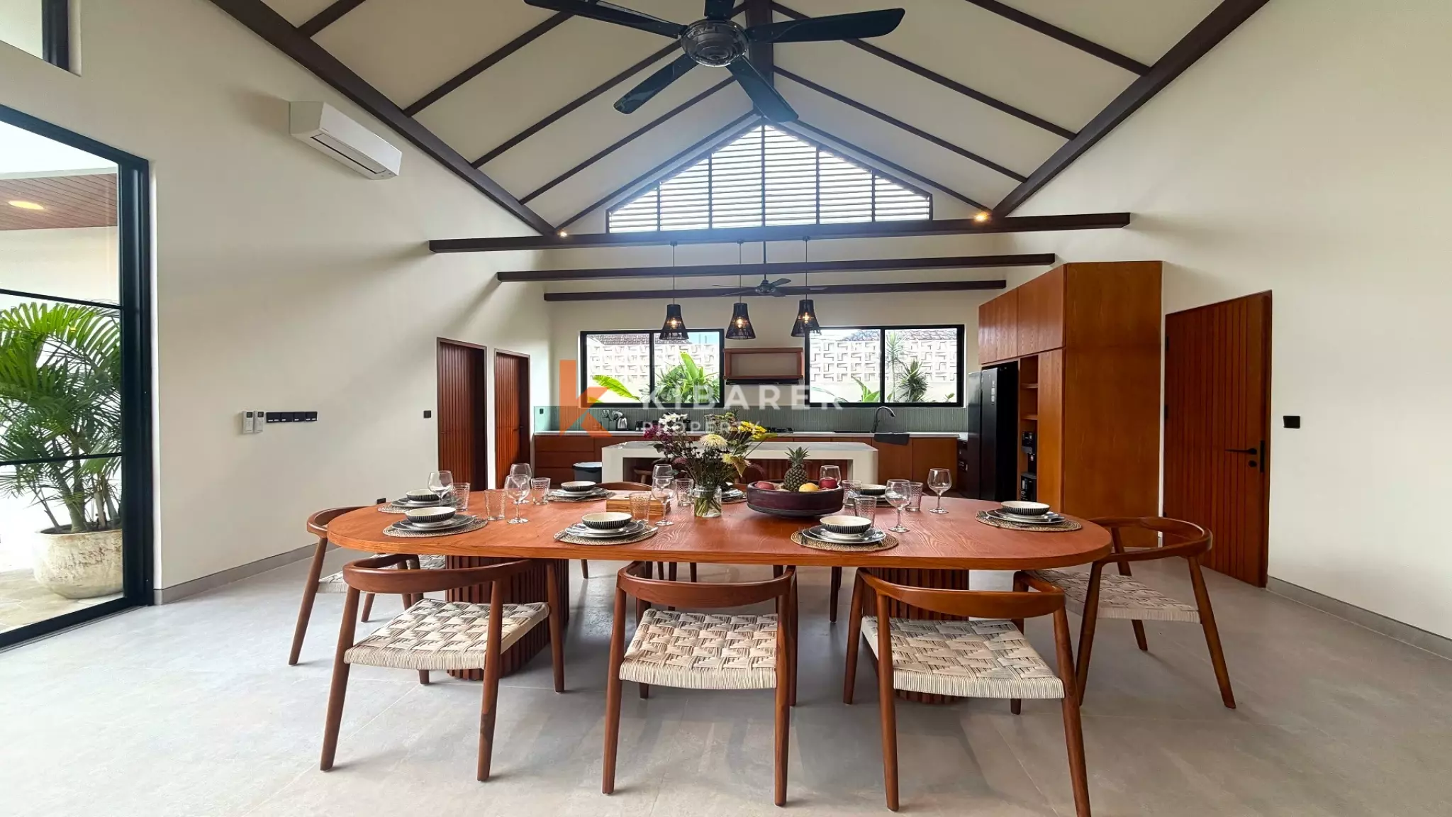 Vila Empat Kamar Tidur Sunken Living yang Luas Dekat Canggu, di Kerobokan
