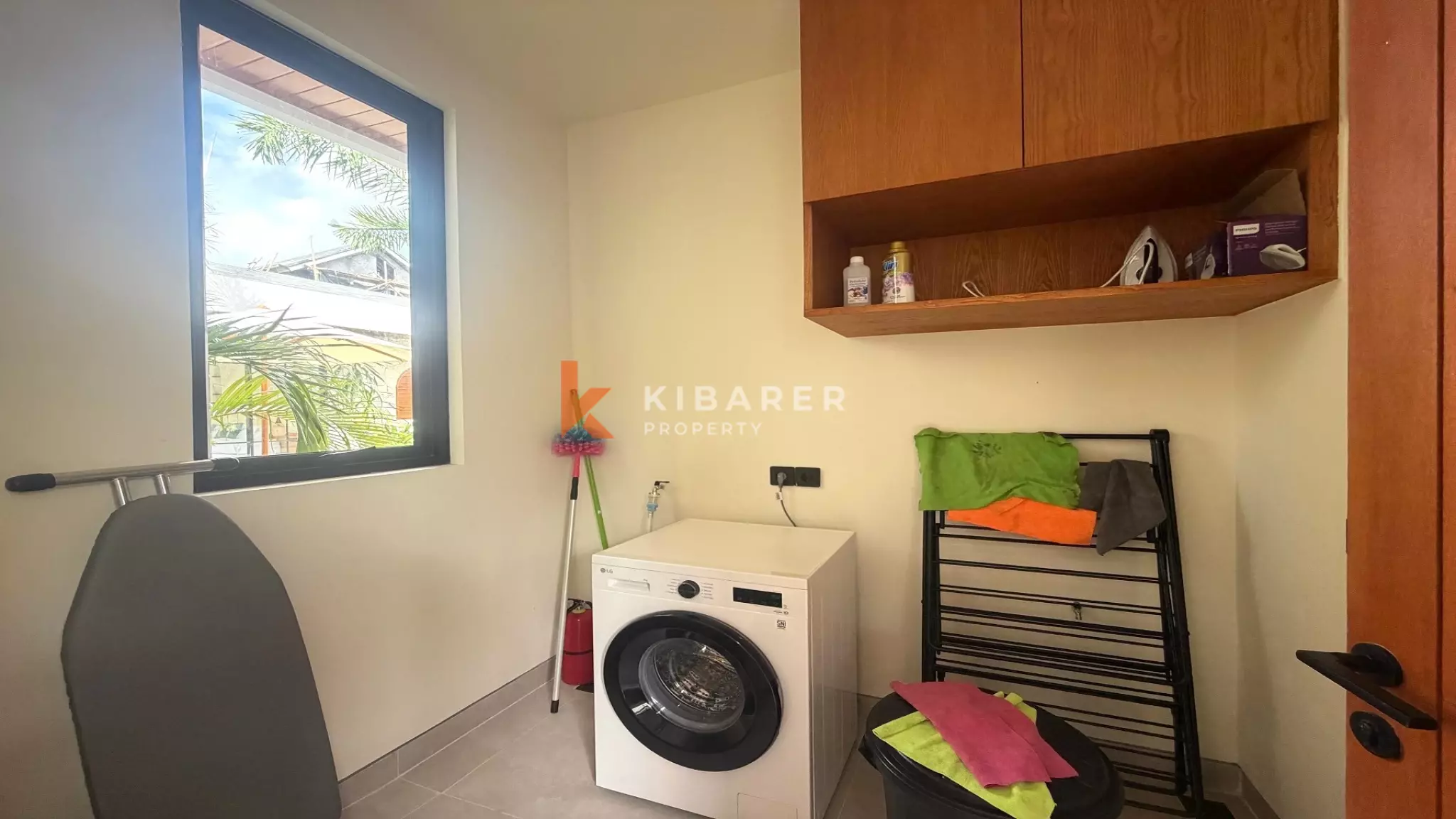 Vila Empat Kamar Tidur Sunken Living yang Luas Dekat Canggu, di Kerobokan
