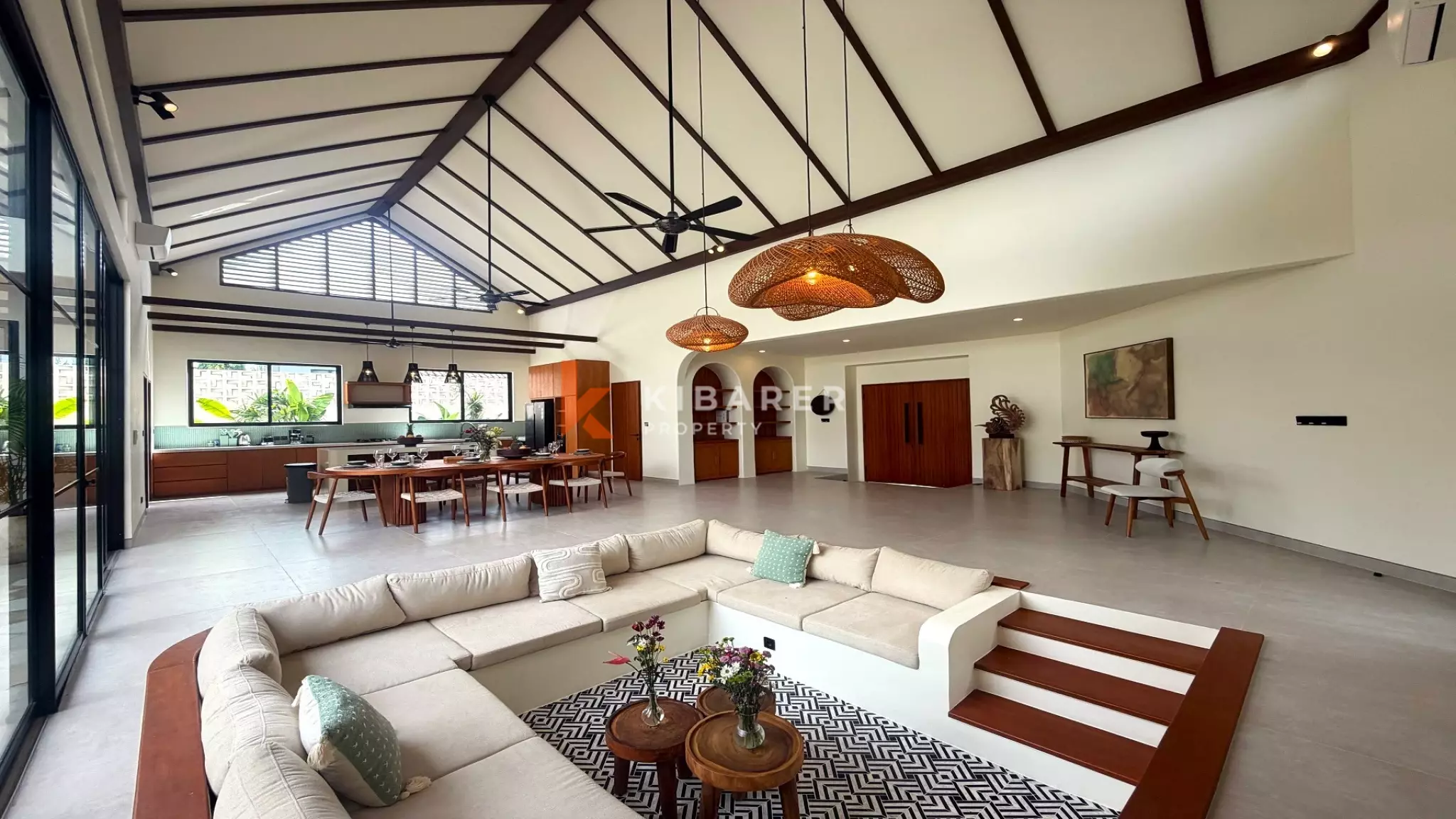 Vila Empat Kamar Tidur Sunken Living yang Luas Dekat Canggu, di Kerobokan