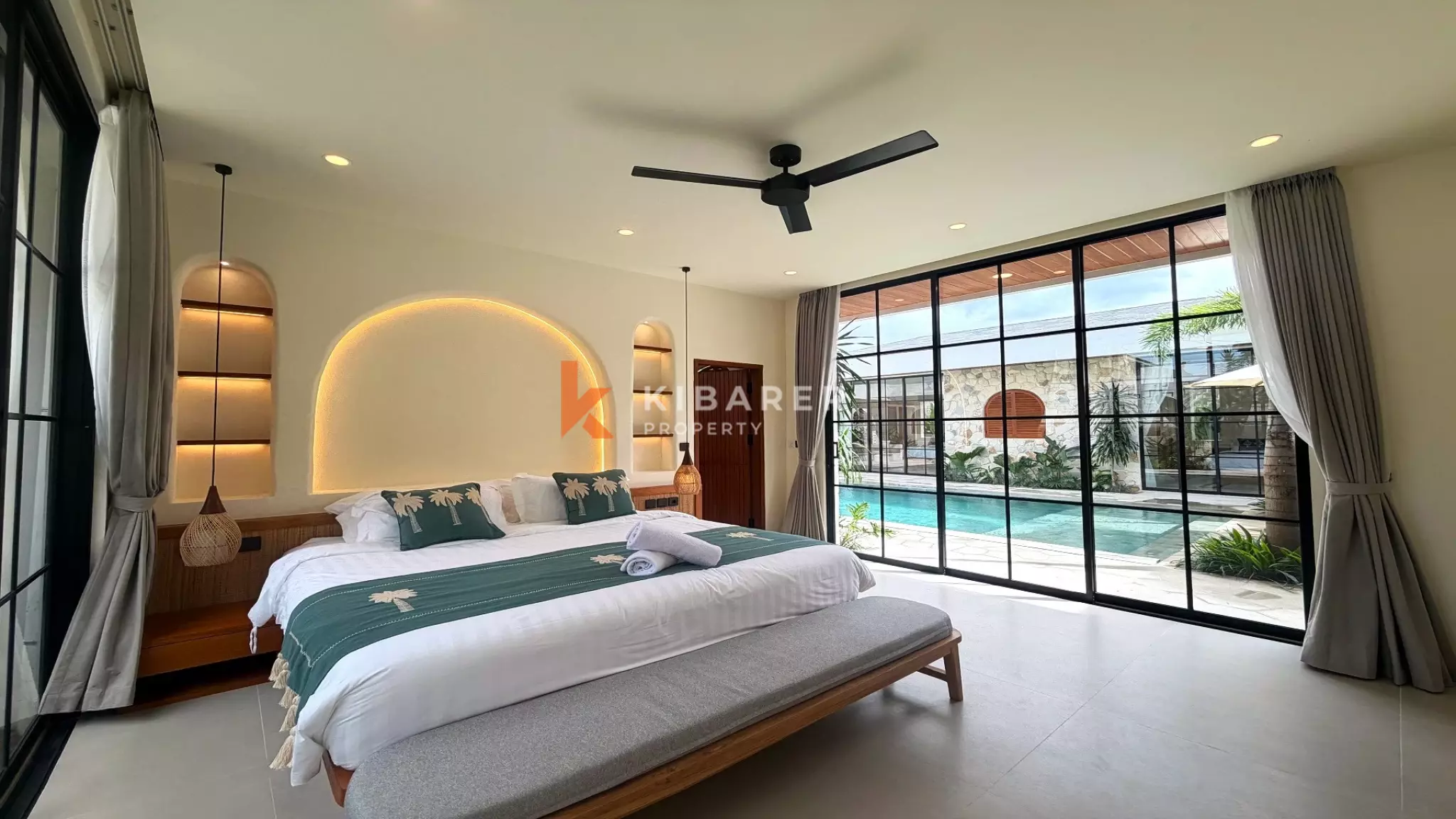 Vila Empat Kamar Tidur Sunken Living yang Luas Dekat Canggu, di Kerobokan