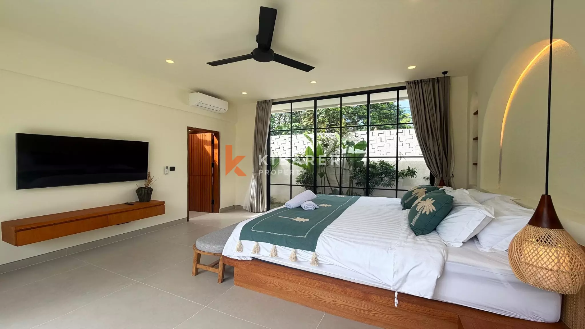Vila Empat Kamar Tidur Sunken Living yang Luas Dekat Canggu, di Kerobokan