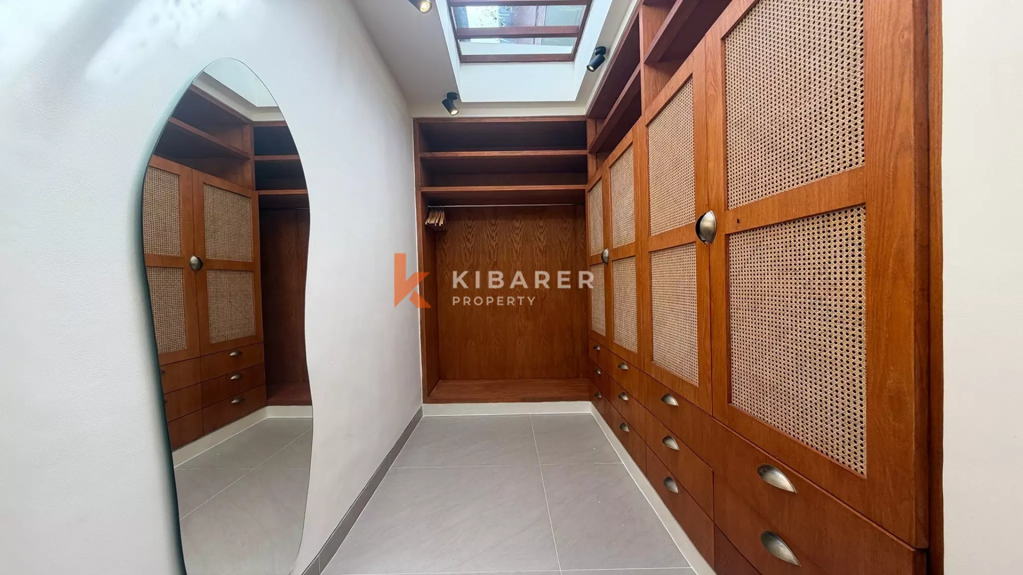 Vila Empat Kamar Tidur Sunken Living yang Luas Dekat Canggu, di Kerobokan