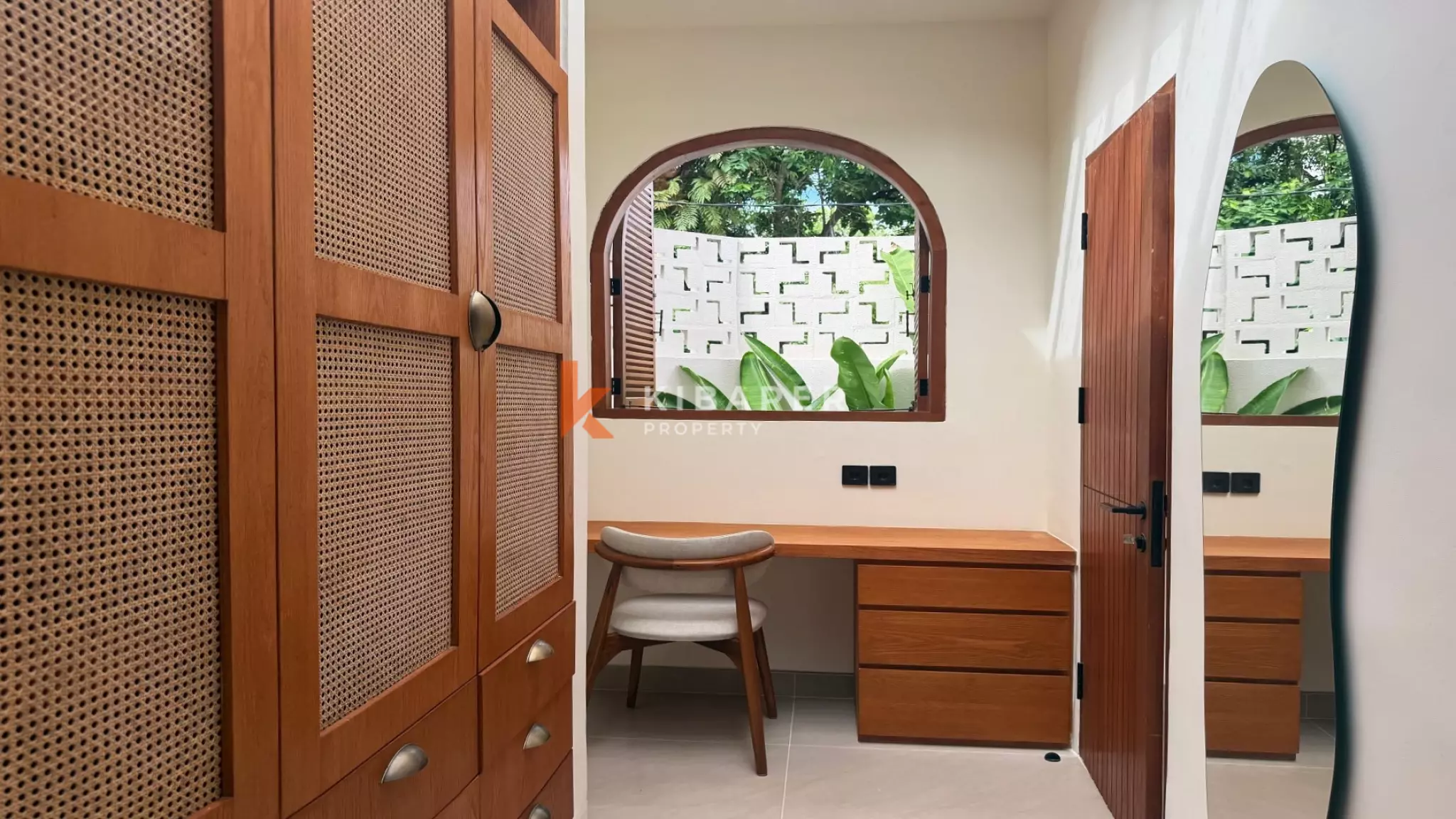 Vila Empat Kamar Tidur Sunken Living yang Luas Dekat Canggu, di Kerobokan