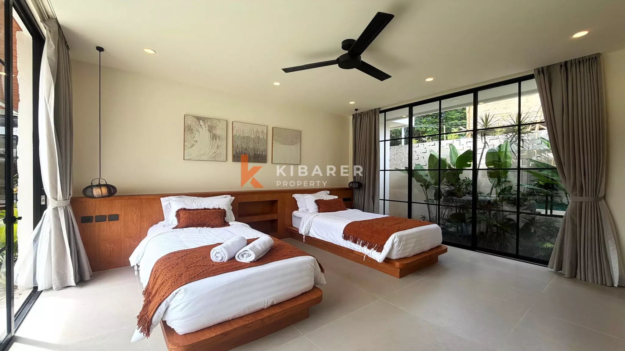 Vila Empat Kamar Tidur Sunken Living yang Luas Dekat Canggu, di Kerobokan