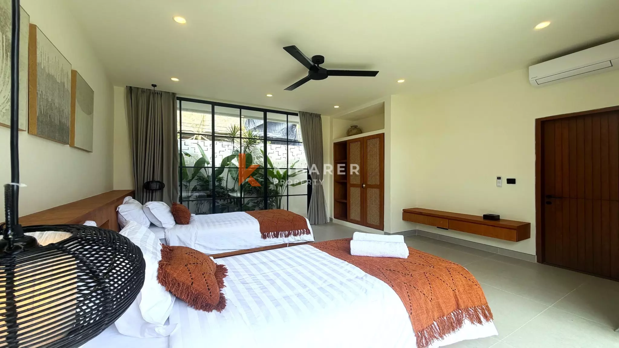 Vila Empat Kamar Tidur Sunken Living yang Luas Dekat Canggu, di Kerobokan