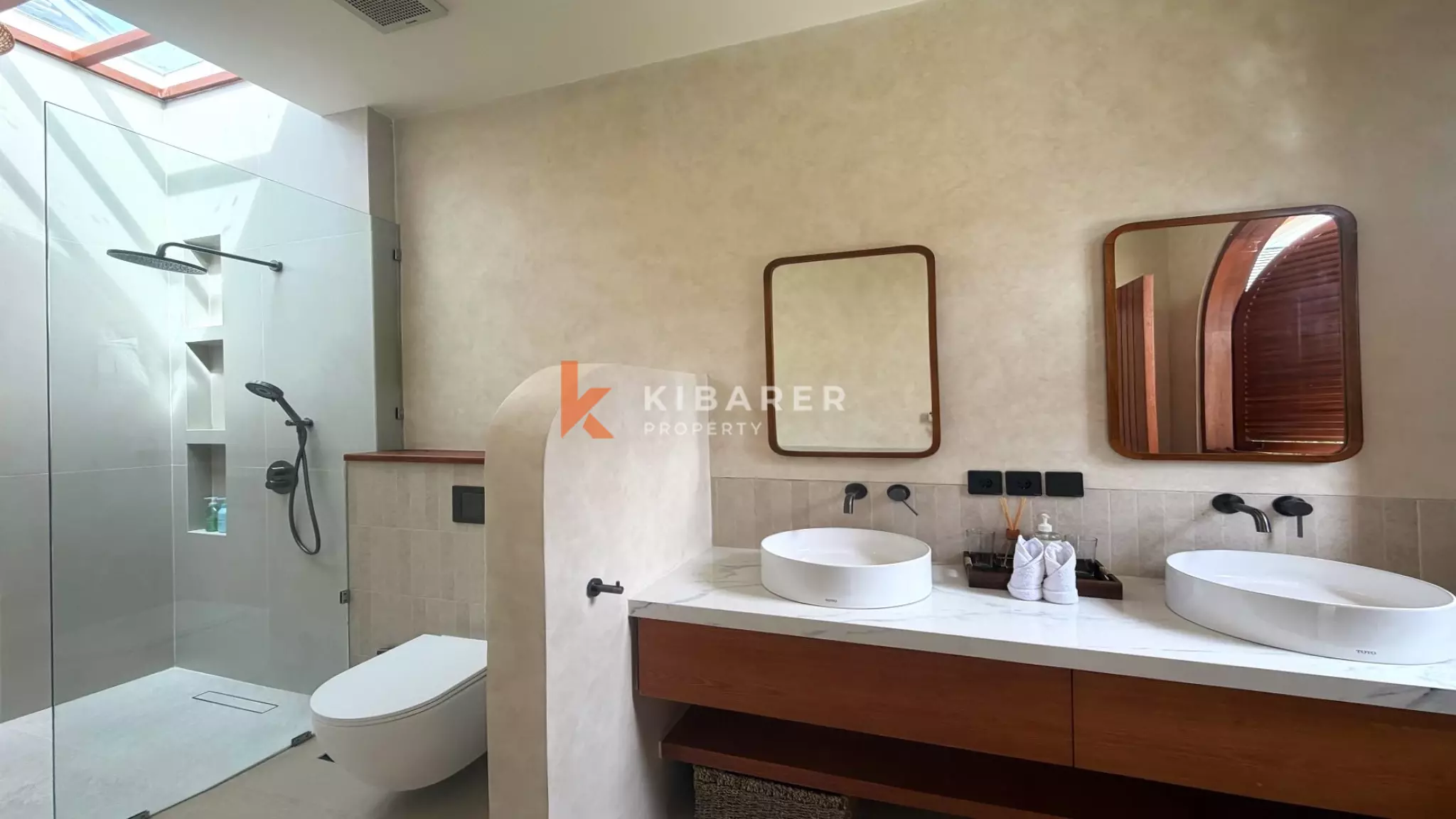 Vila Empat Kamar Tidur Sunken Living yang Luas Dekat Canggu, di Kerobokan