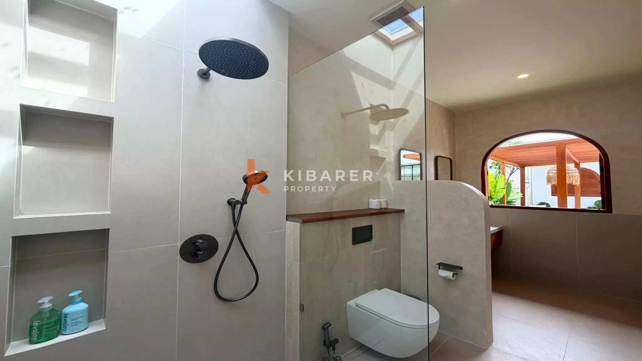 Vila Empat Kamar Tidur Sunken Living yang Luas Dekat Canggu, di Kerobokan