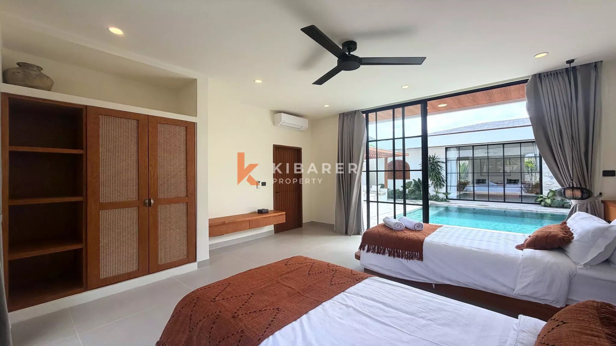 Vila Empat Kamar Tidur Sunken Living yang Luas Dekat Canggu, di Kerobokan