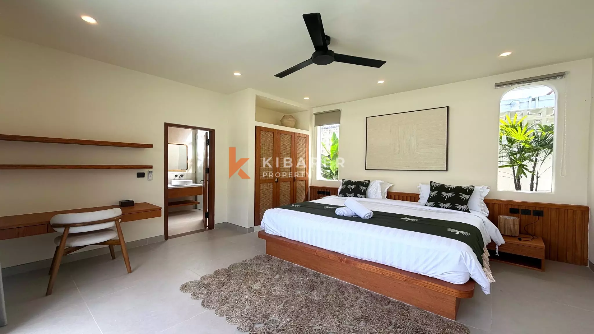 Vila Empat Kamar Tidur Sunken Living yang Luas Dekat Canggu, di Kerobokan