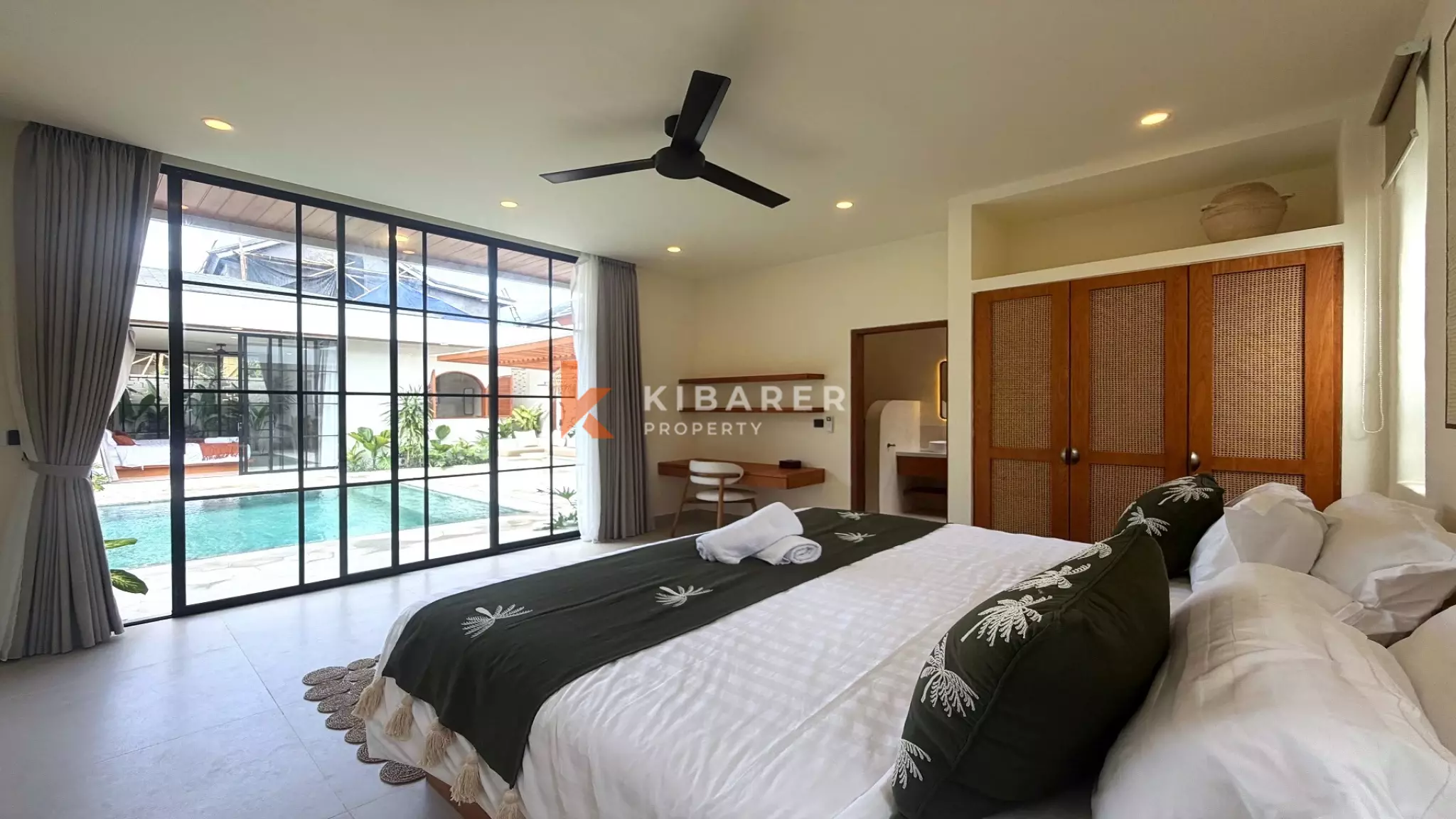 Vila Empat Kamar Tidur Sunken Living yang Luas Dekat Canggu, di Kerobokan