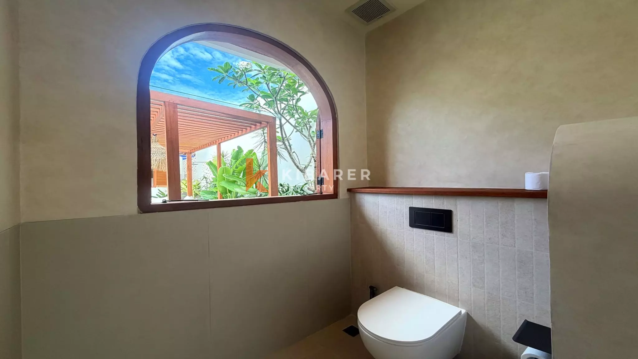 Vila Empat Kamar Tidur Sunken Living yang Luas Dekat Canggu, di Kerobokan