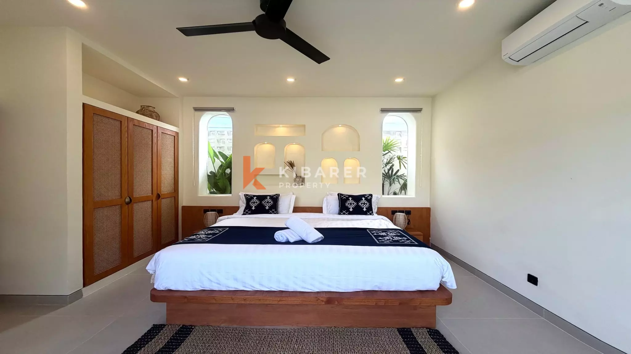 Vila Empat Kamar Tidur Sunken Living yang Luas Dekat Canggu, di Kerobokan