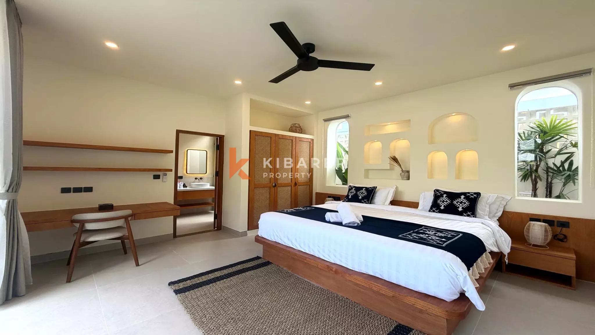 Vila Empat Kamar Tidur Sunken Living yang Luas Dekat Canggu, di Kerobokan