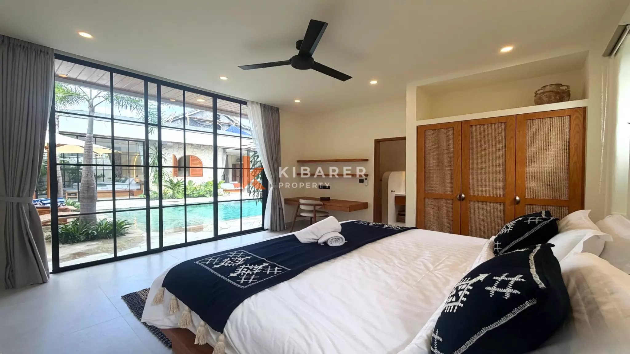 Vila Empat Kamar Tidur Sunken Living yang Luas Dekat Canggu, di Kerobokan