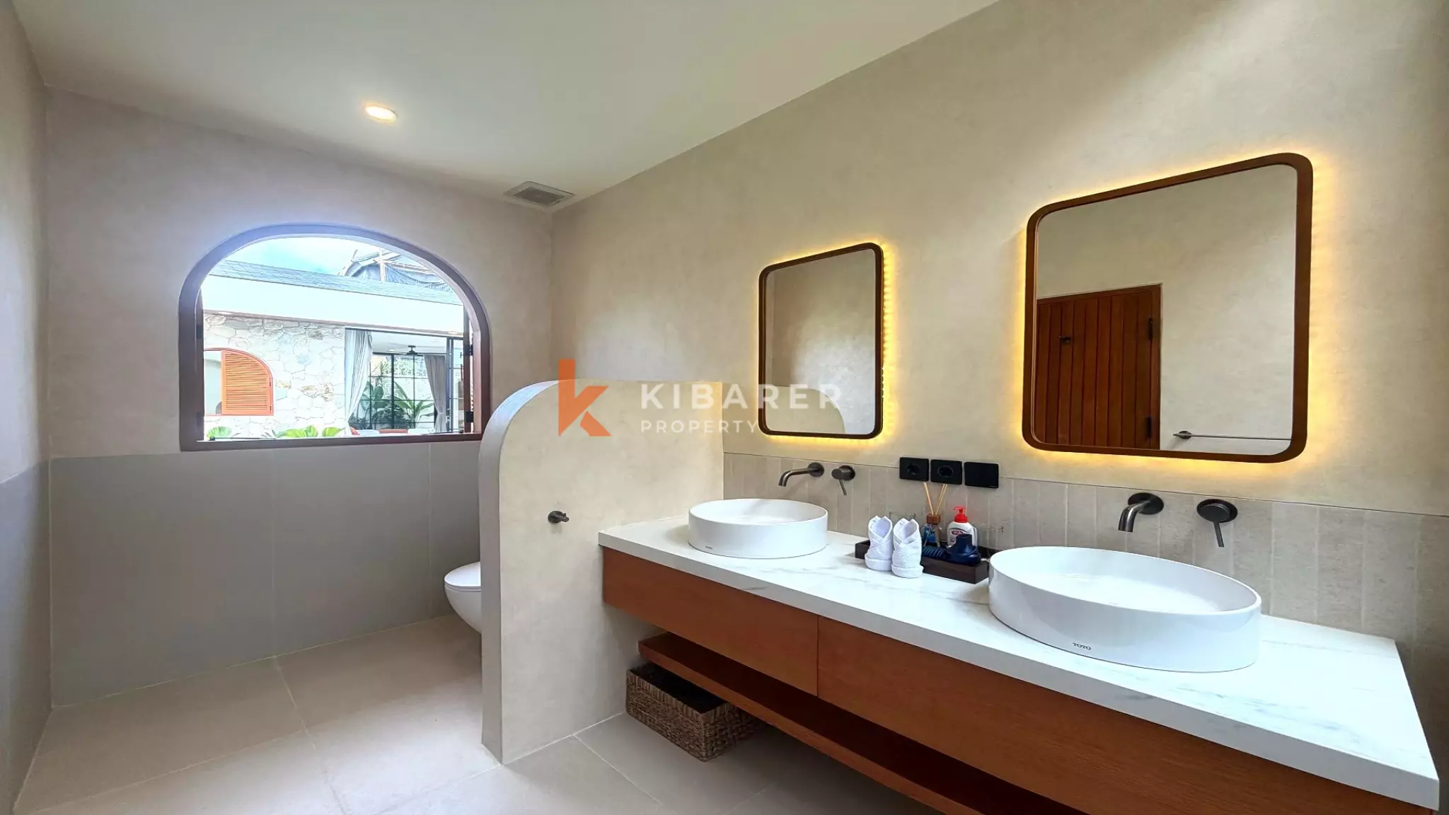 Vila Empat Kamar Tidur Sunken Living yang Luas Dekat Canggu, di Kerobokan