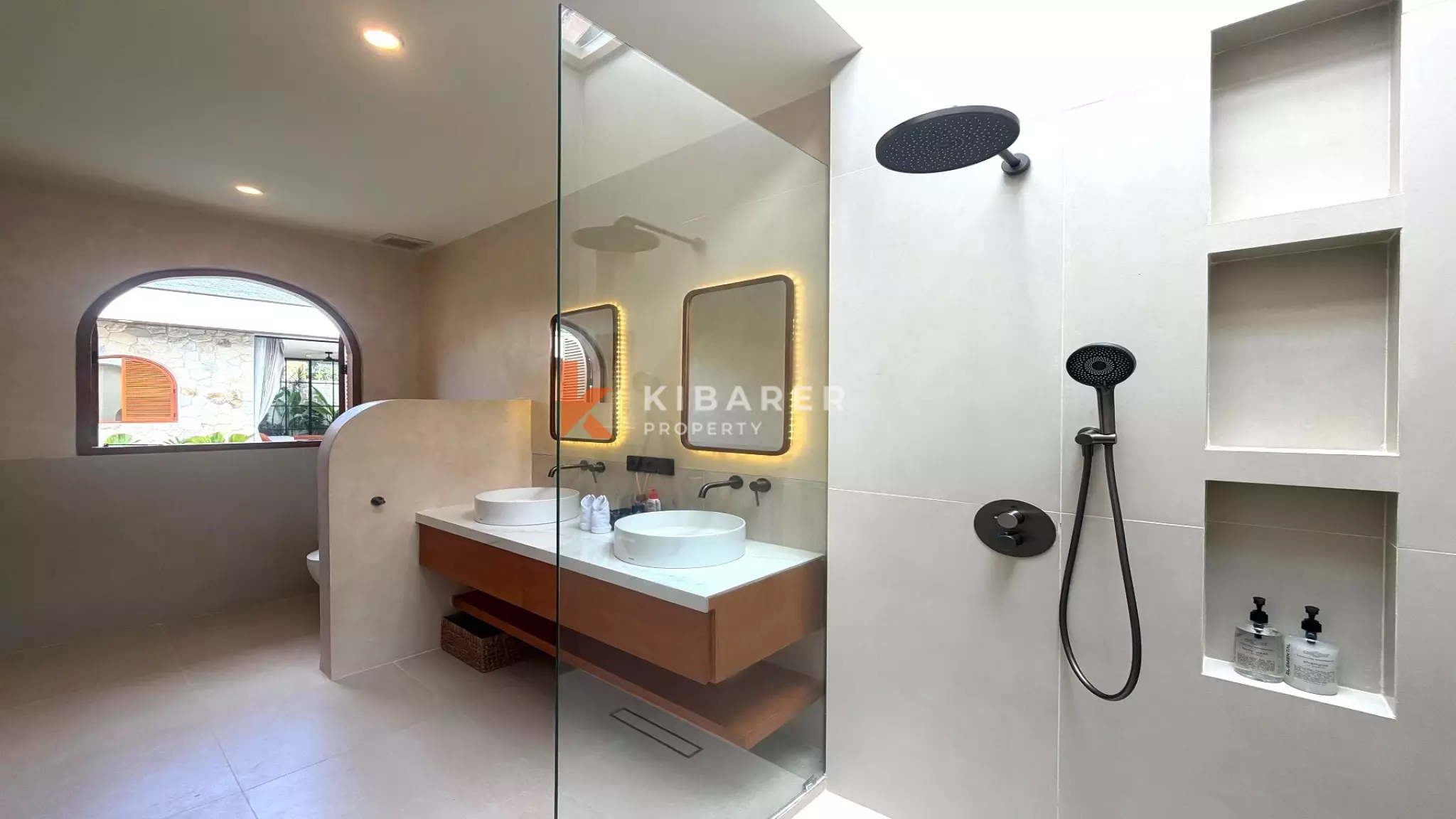 Vila Empat Kamar Tidur Sunken Living yang Luas Dekat Canggu, di Kerobokan