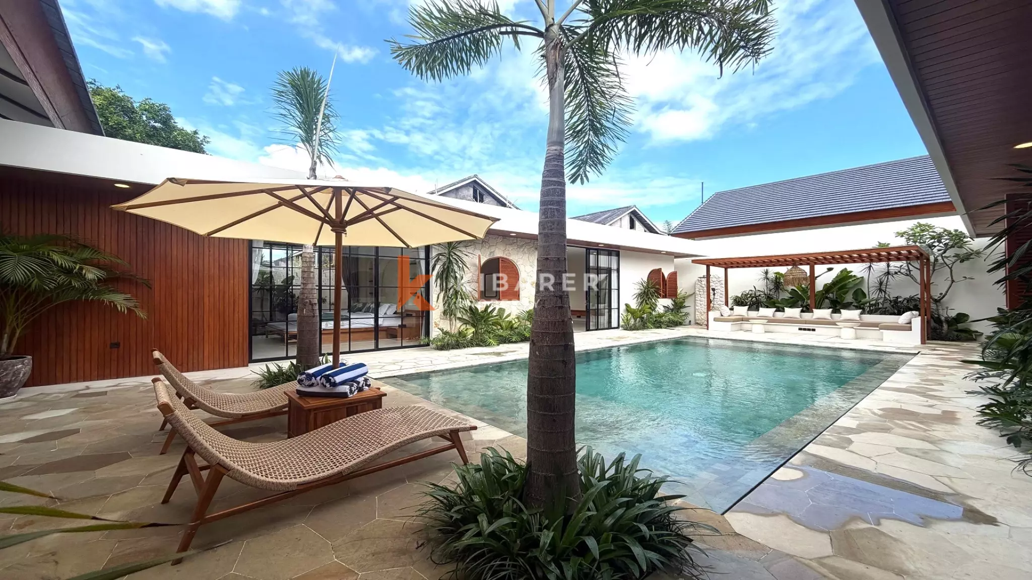Vila Empat Kamar Tidur Sunken Living yang Luas Dekat Canggu, di Kerobokan