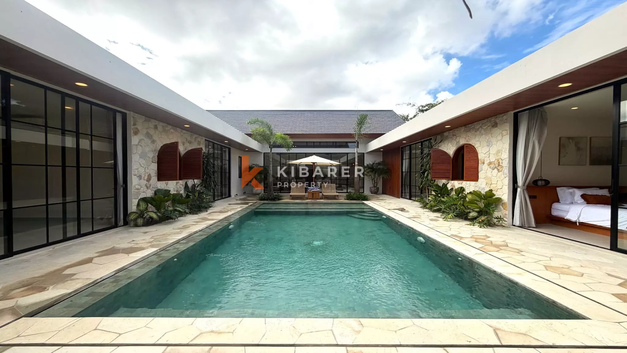 Vila Empat Kamar Tidur Sunken Living yang Luas Dekat Canggu, di Kerobokan