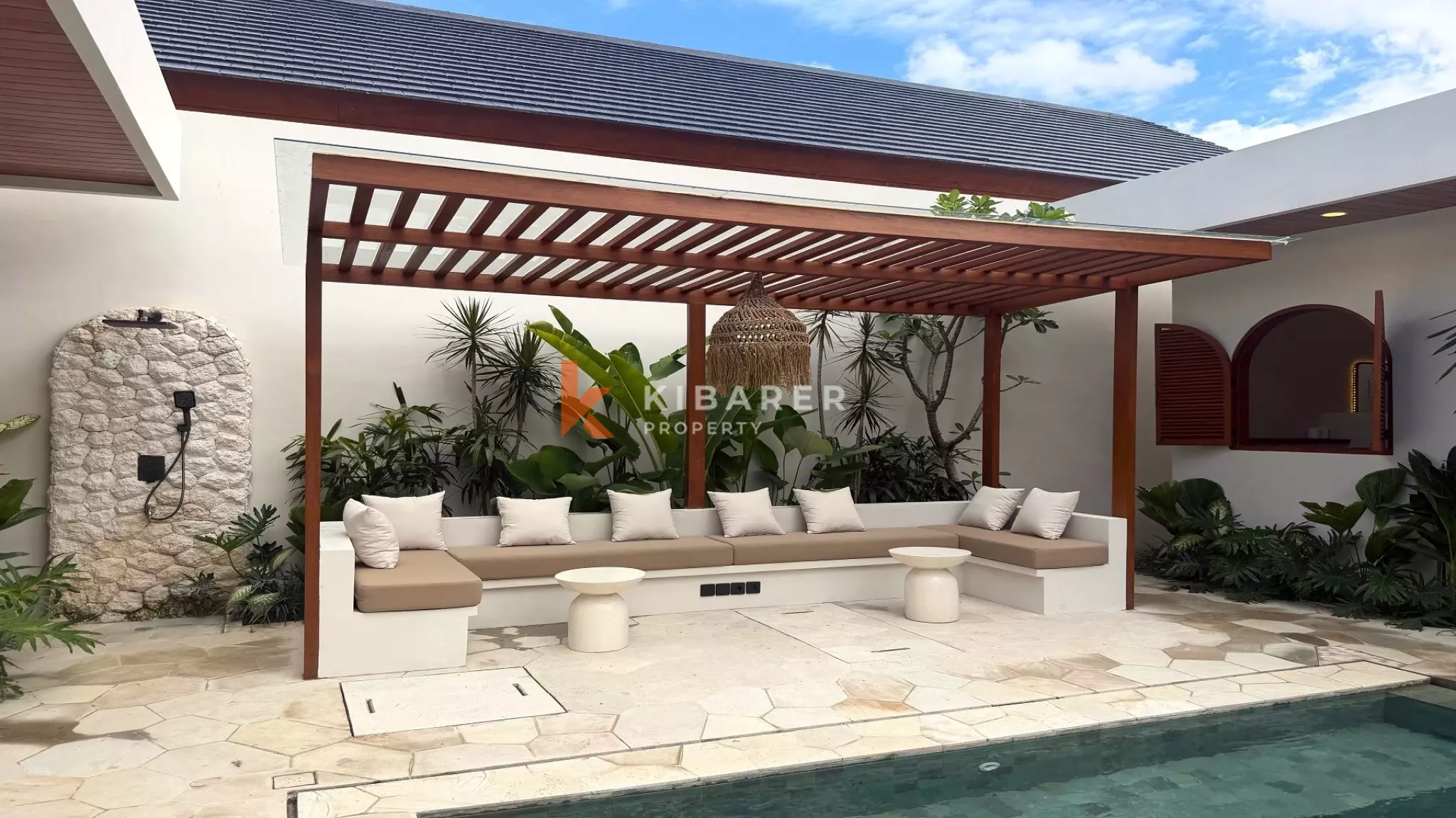Vila Empat Kamar Tidur Sunken Living yang Luas Dekat Canggu, di Kerobokan