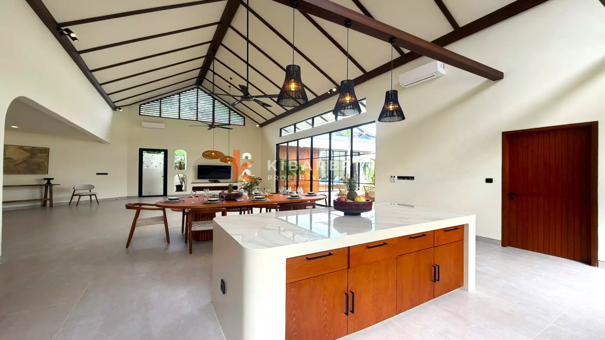 Vila Empat Kamar Tidur Sunken Living yang Luas Dekat Canggu, di Kerobokan