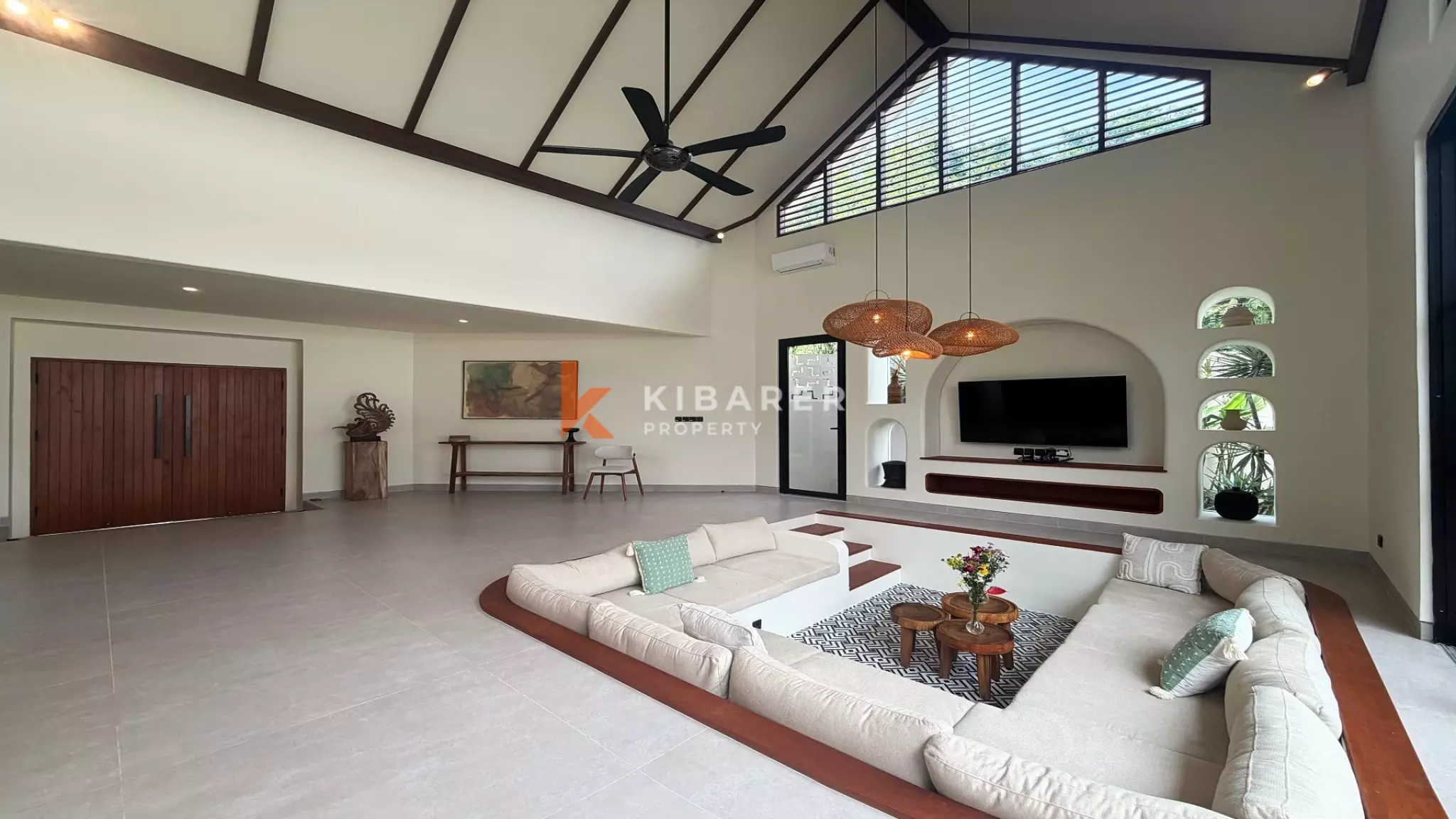 Vila Empat Kamar Tidur Sunken Living yang Luas Dekat Canggu, di Kerobokan