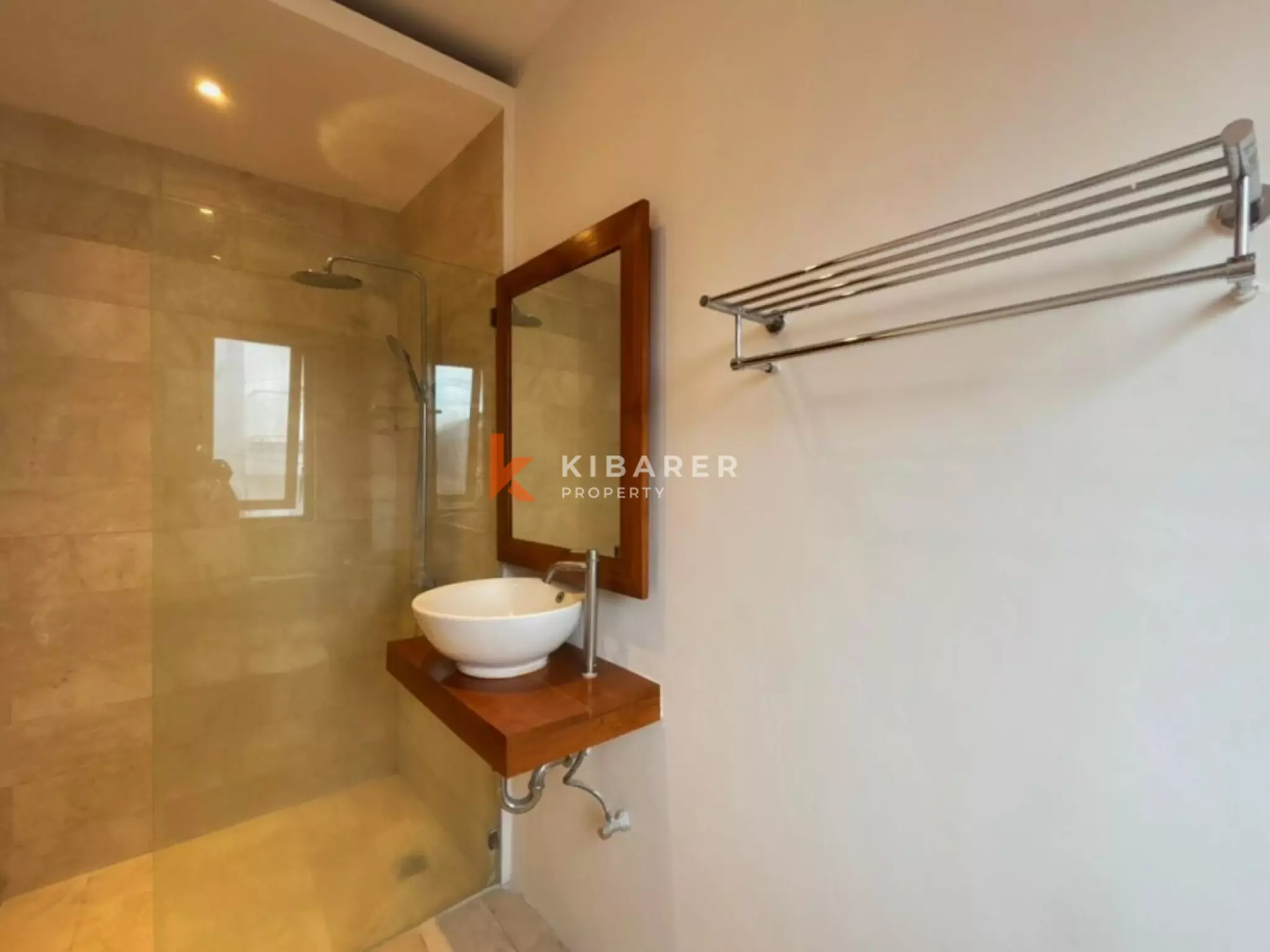 Villa Dua Kamar Tidur yang Nyaman dengan Ruang Tamu Terbuka di Berawa