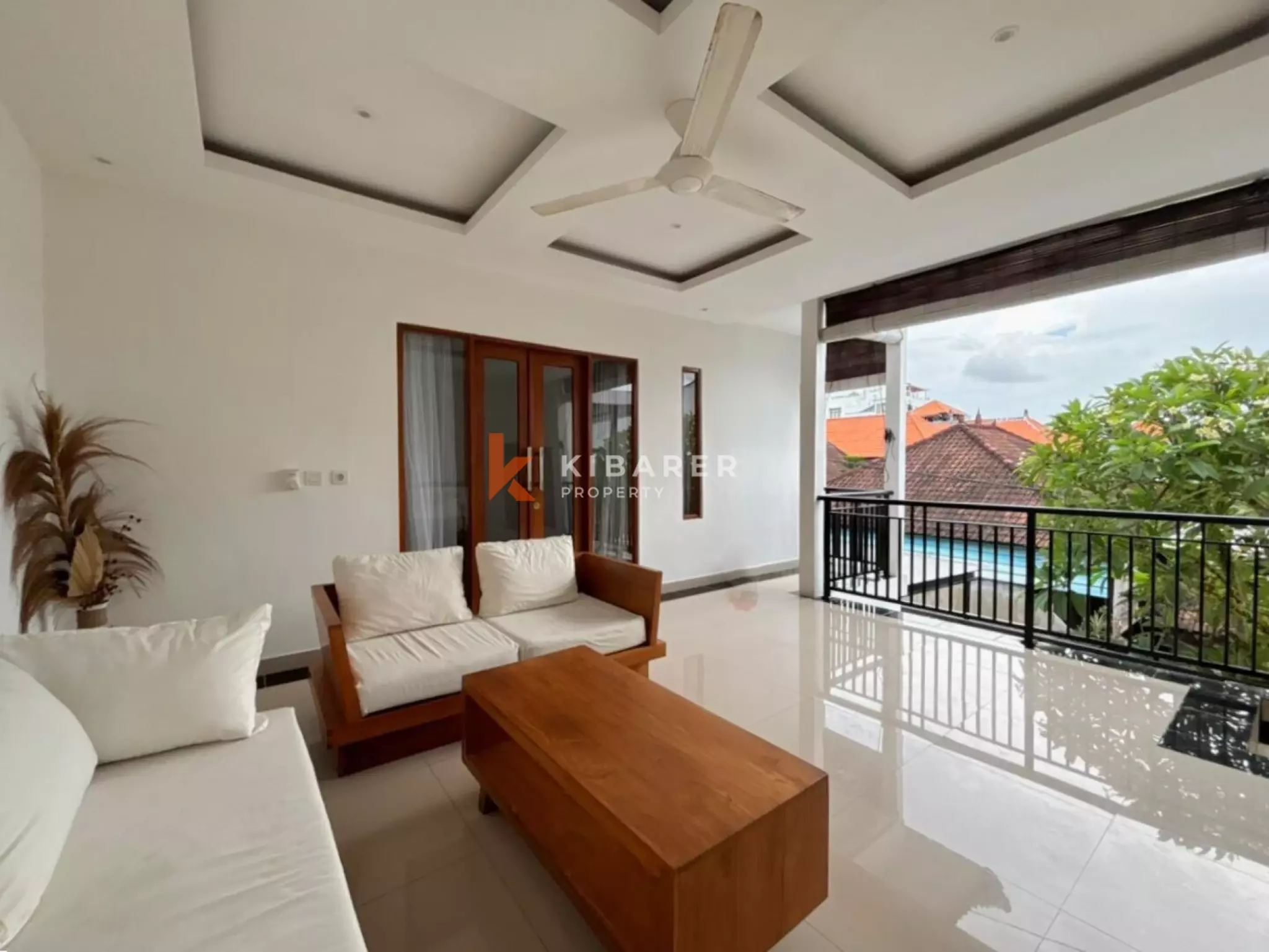 Villa Dua Kamar Tidur yang Nyaman dengan Ruang Tamu Terbuka di Berawa