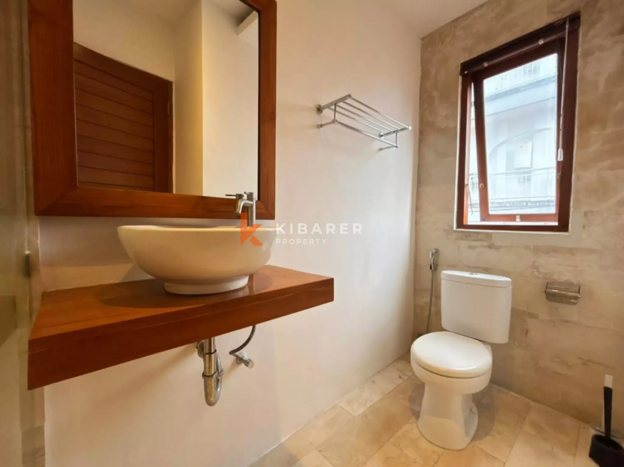 Villa Dua Kamar Tidur yang Nyaman dengan Ruang Tamu Terbuka di Berawa