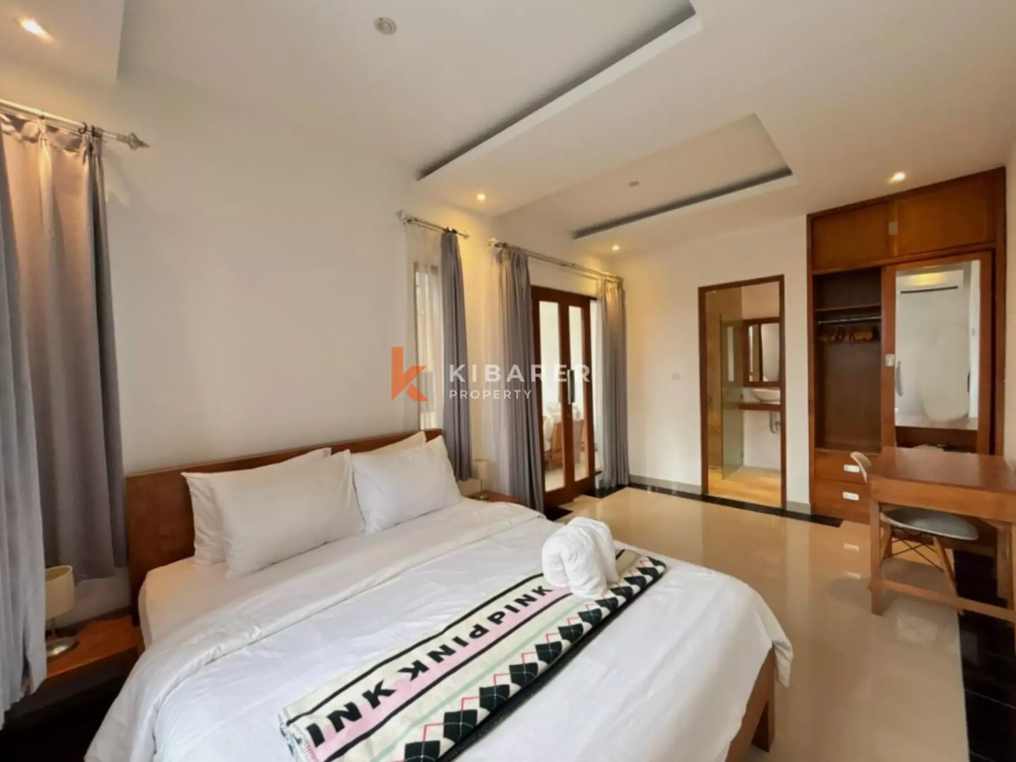 Villa Dua Kamar Tidur yang Nyaman dengan Ruang Tamu Terbuka di Berawa