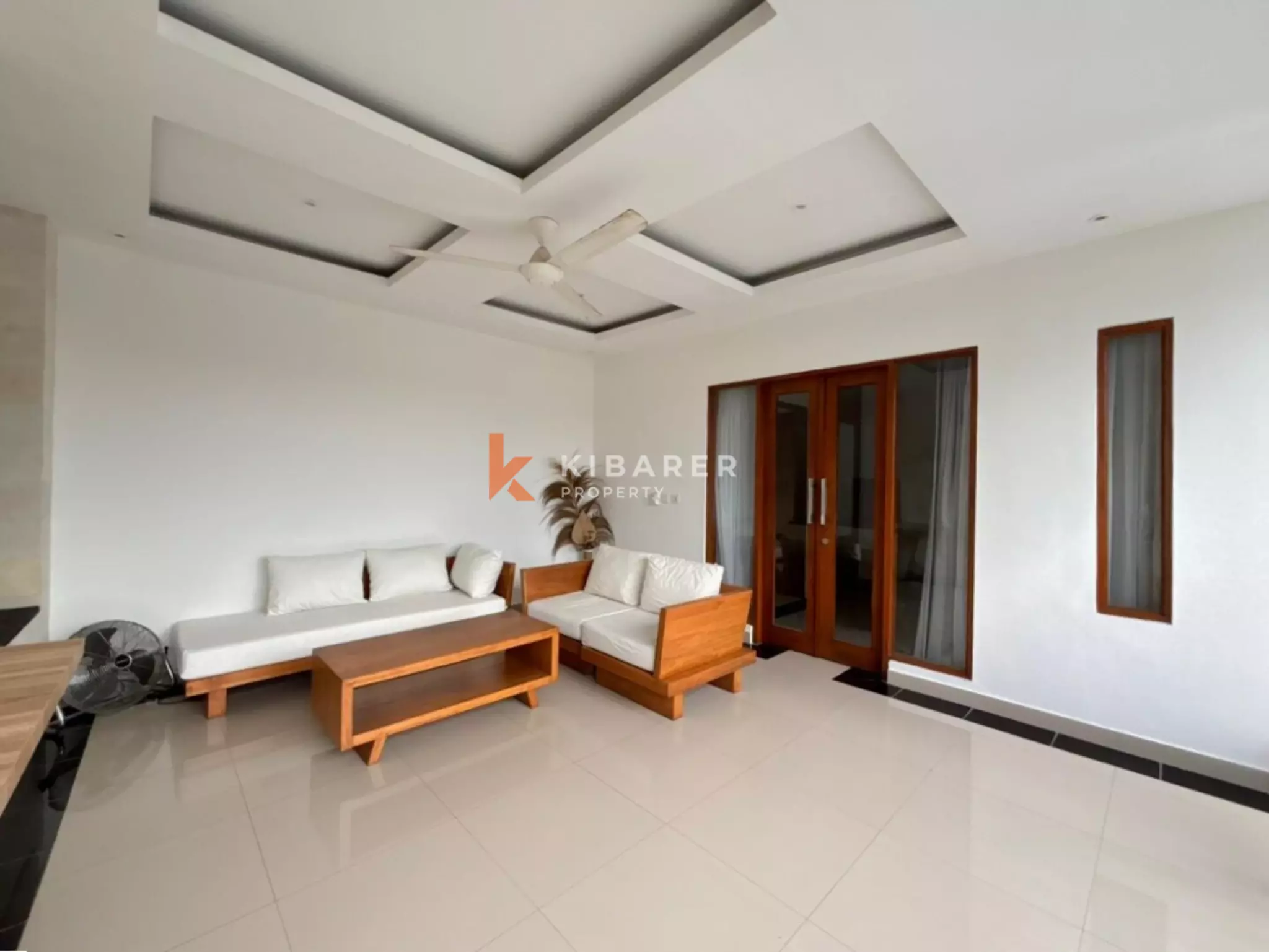 Villa Dua Kamar Tidur yang Nyaman dengan Ruang Tamu Terbuka di Berawa