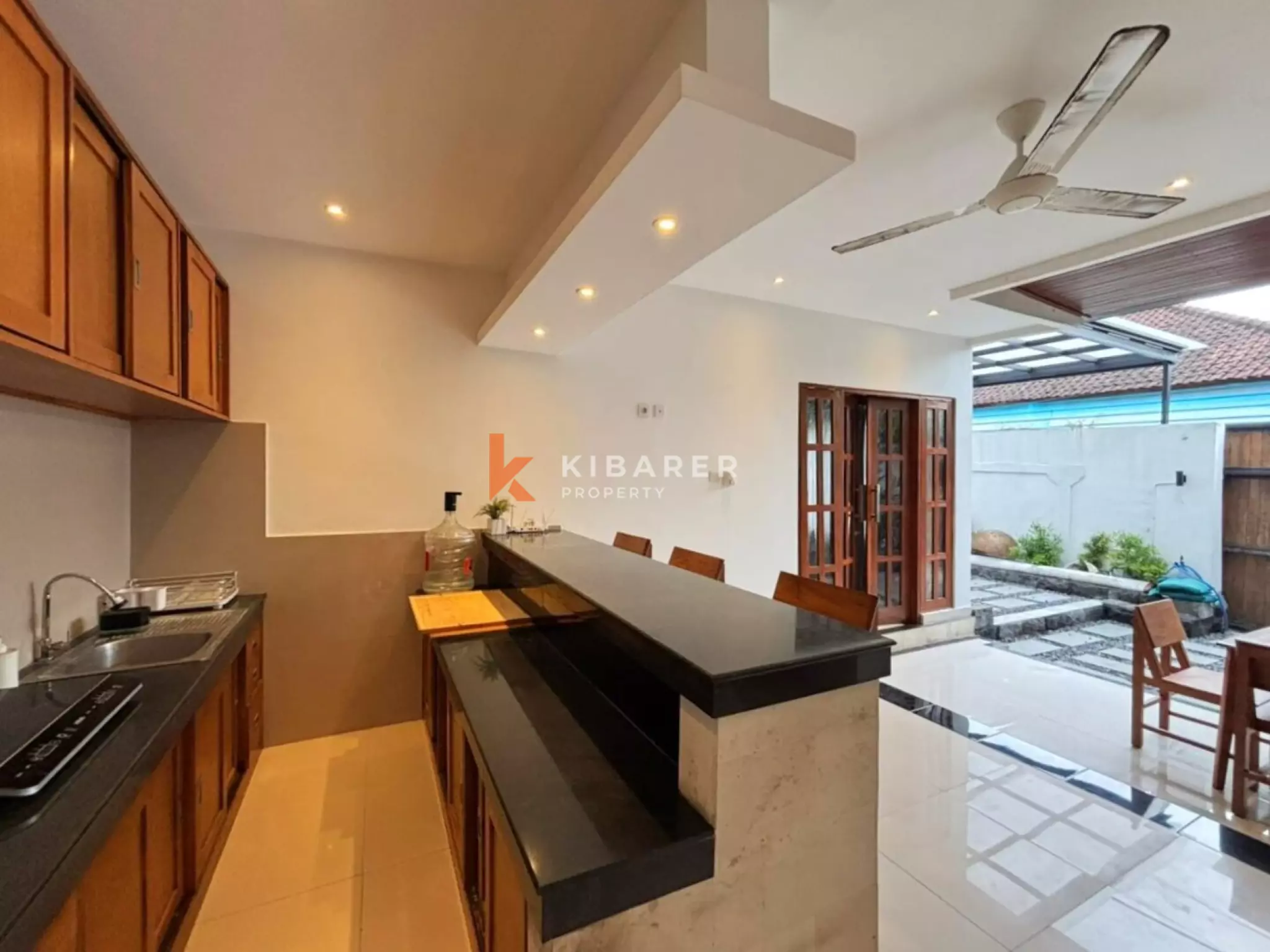 Villa Dua Kamar Tidur yang Nyaman dengan Ruang Tamu Terbuka di Berawa