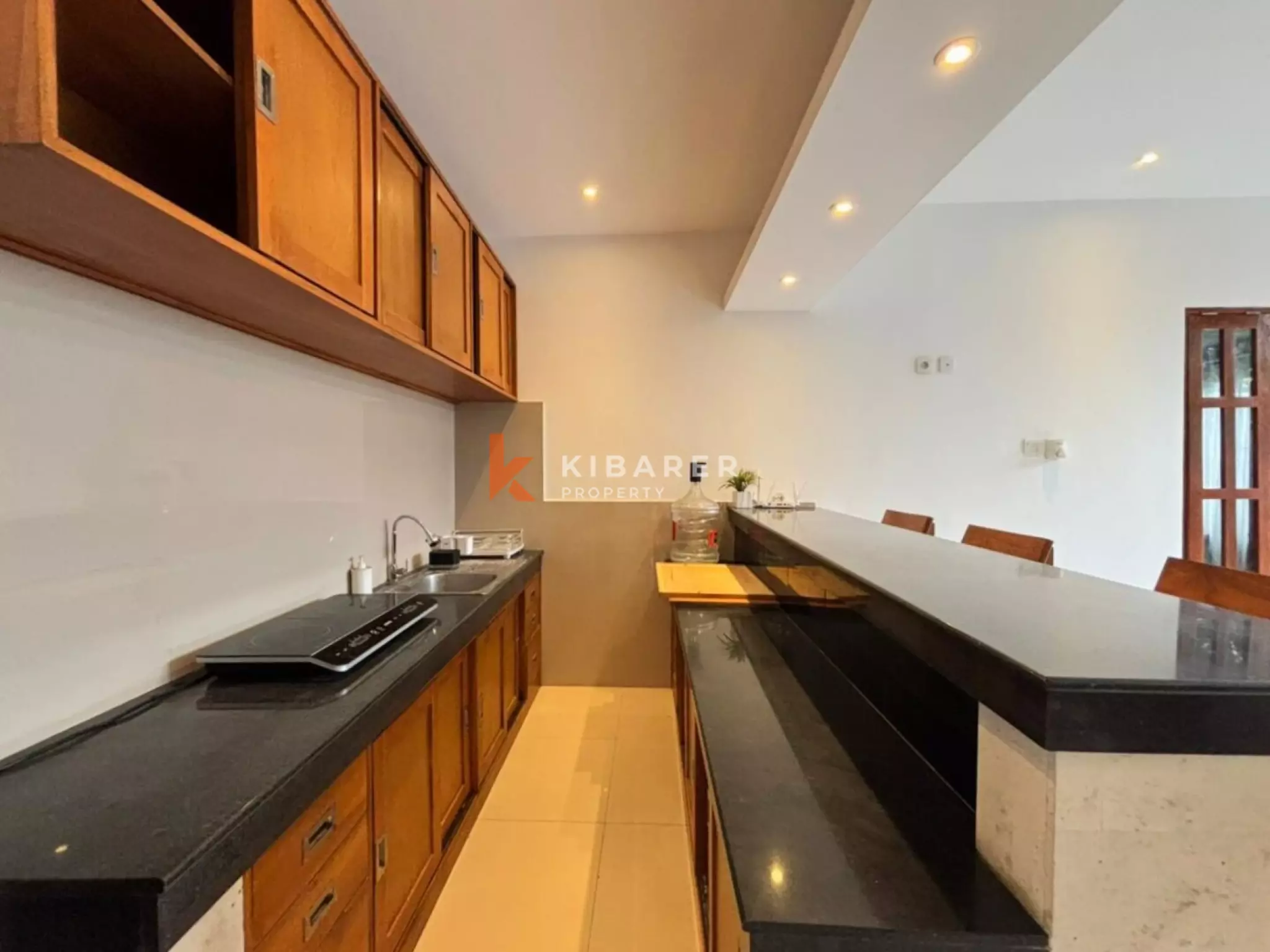 Villa Dua Kamar Tidur yang Nyaman dengan Ruang Tamu Terbuka di Berawa