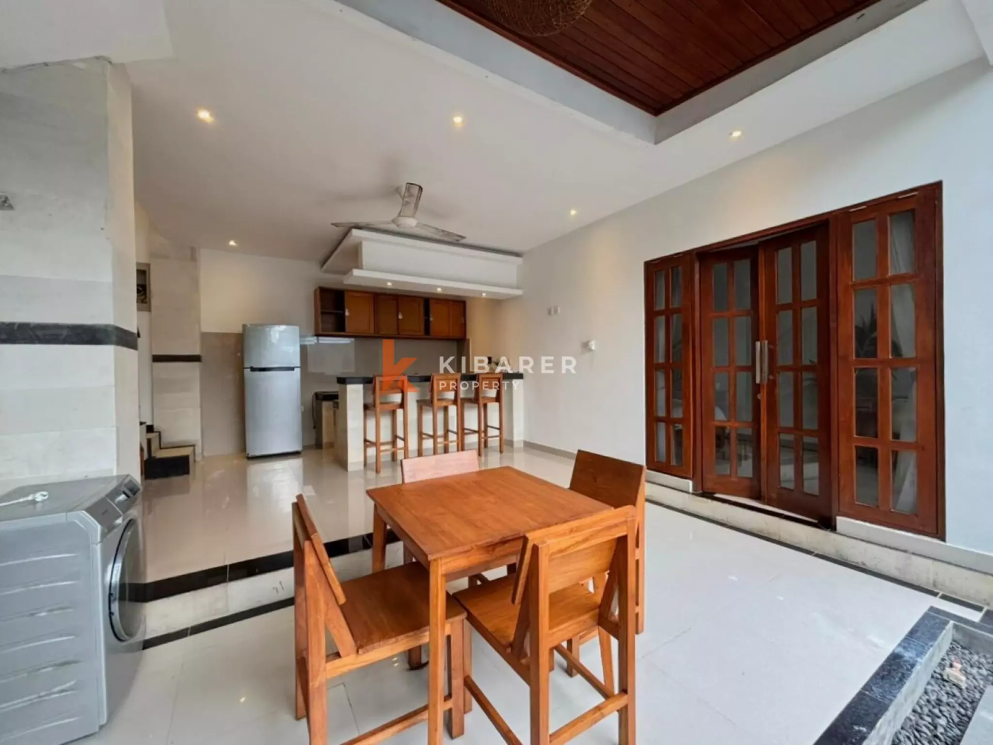 Villa Dua Kamar Tidur yang Nyaman dengan Ruang Tamu Terbuka di Berawa