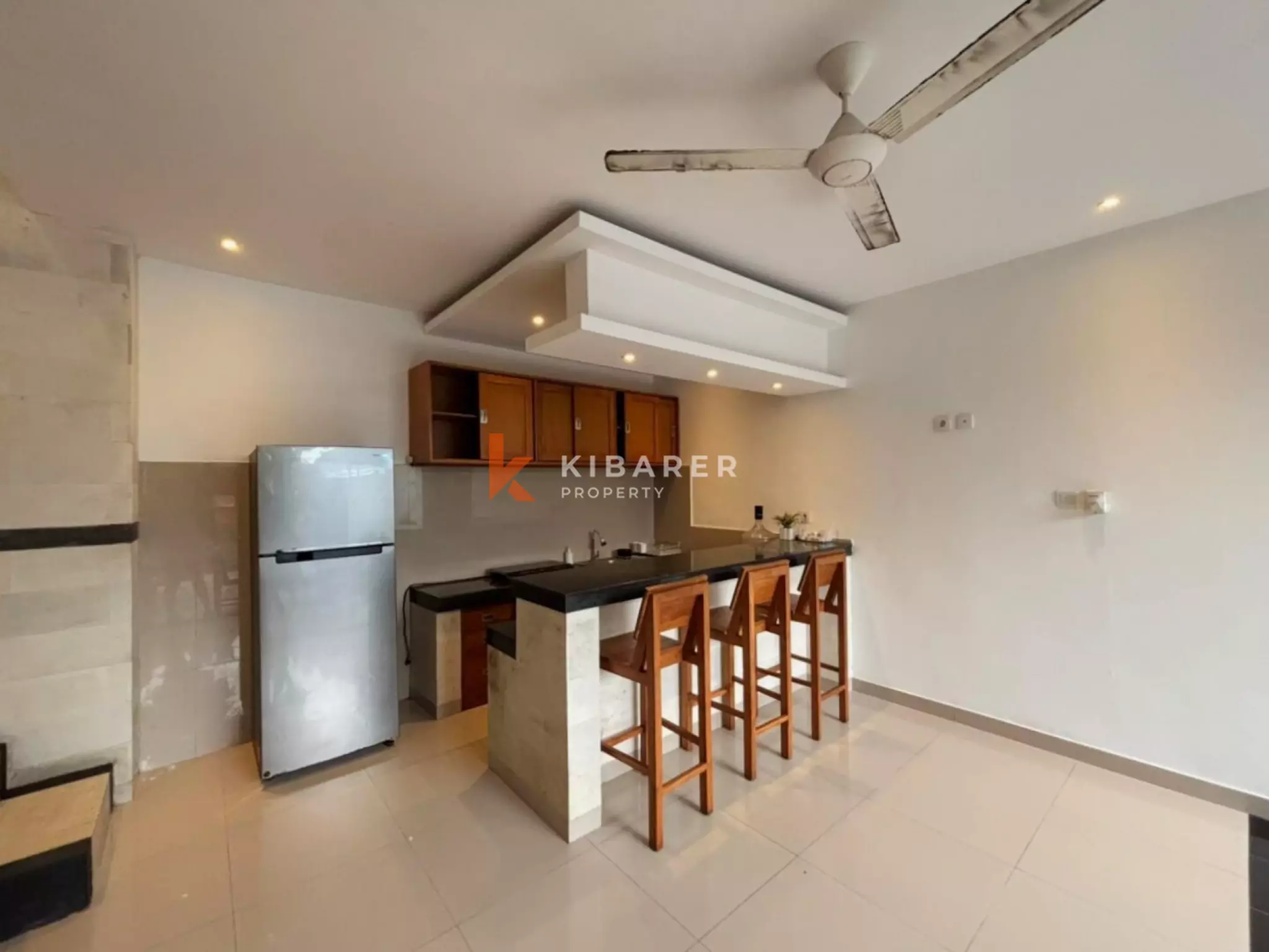 Villa Dua Kamar Tidur yang Nyaman dengan Ruang Tamu Terbuka di Berawa