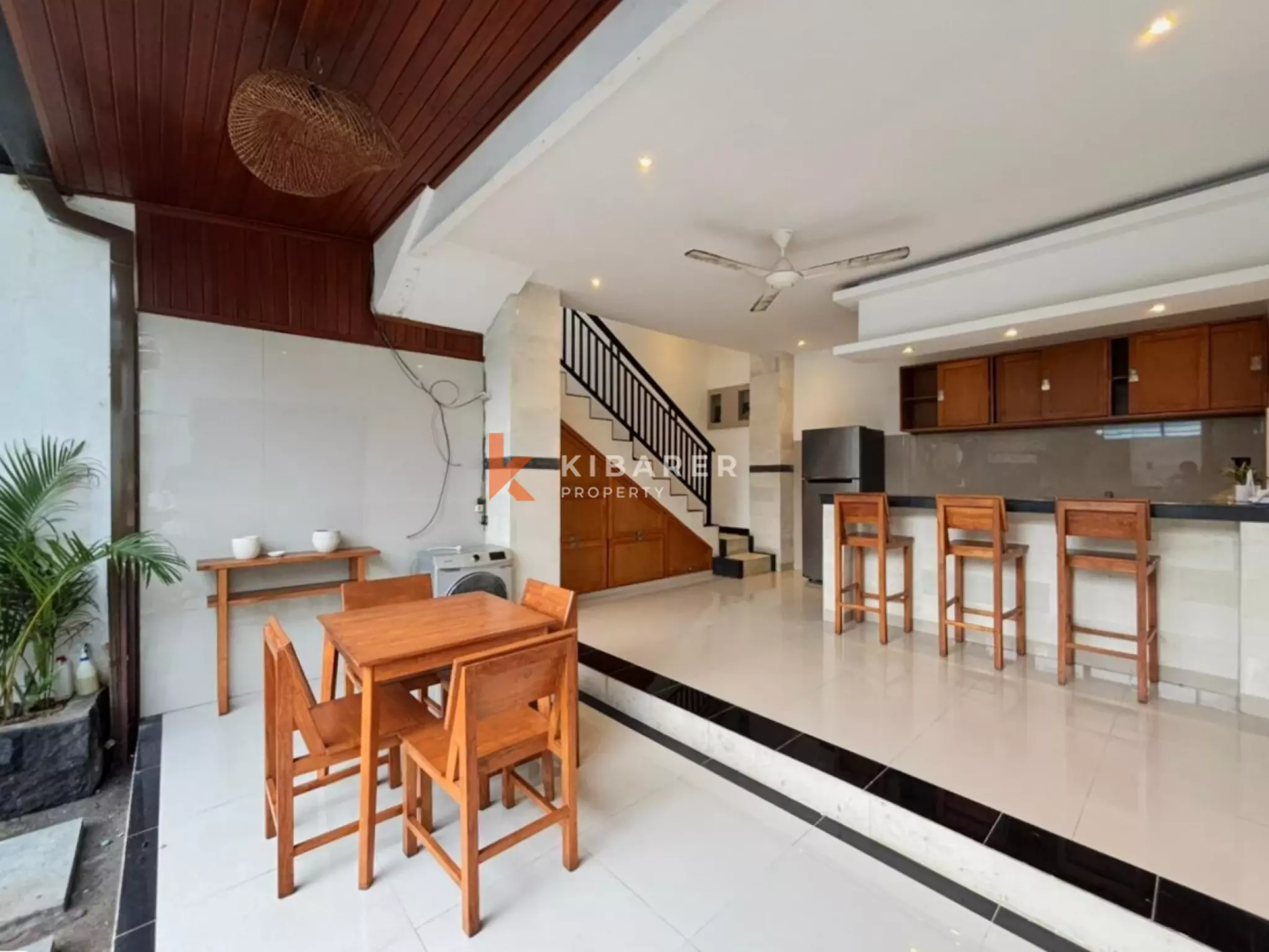 Villa Dua Kamar Tidur yang Nyaman dengan Ruang Tamu Terbuka di Berawa