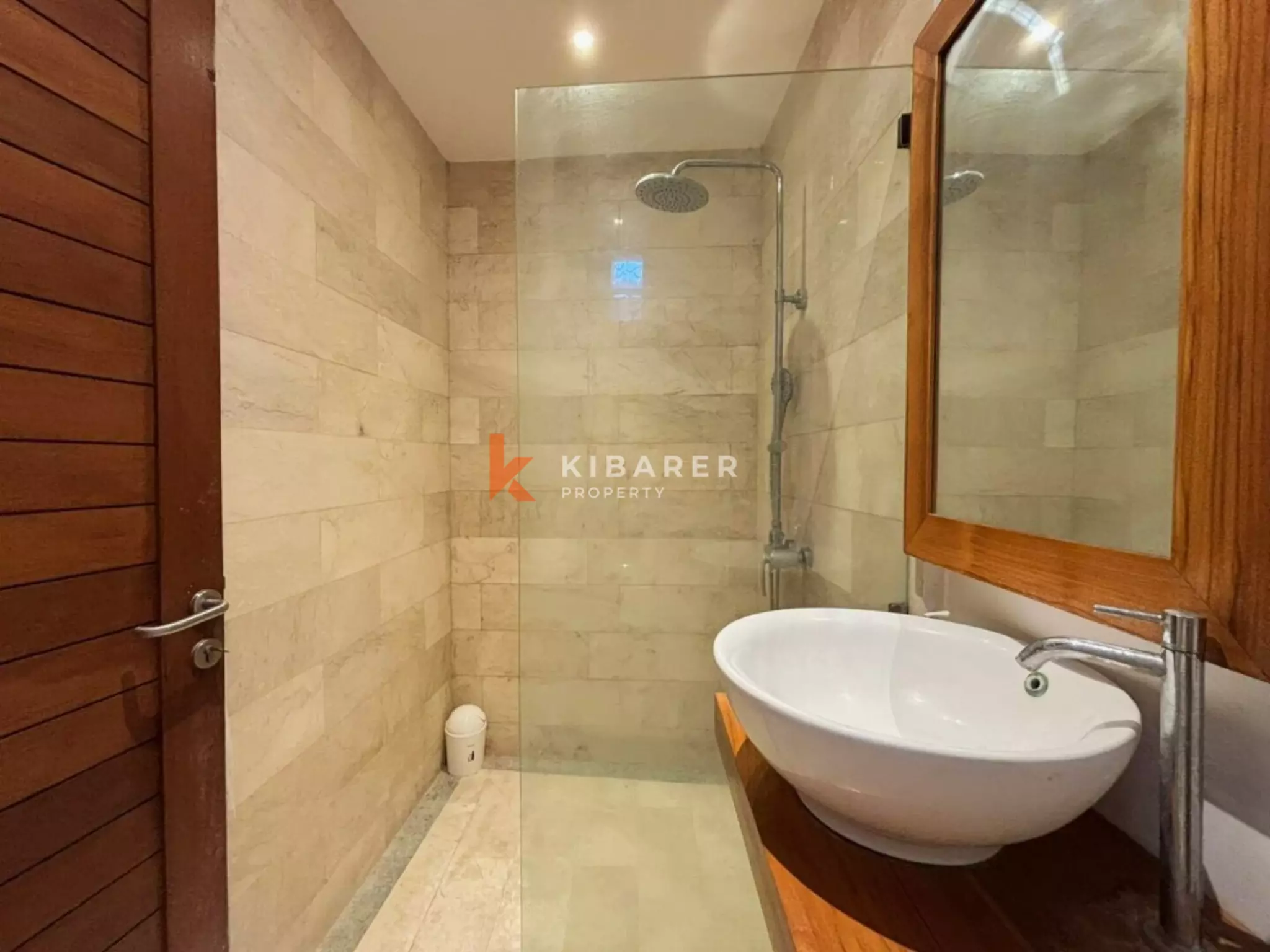 Villa Dua Kamar Tidur yang Nyaman dengan Ruang Tamu Terbuka di Berawa