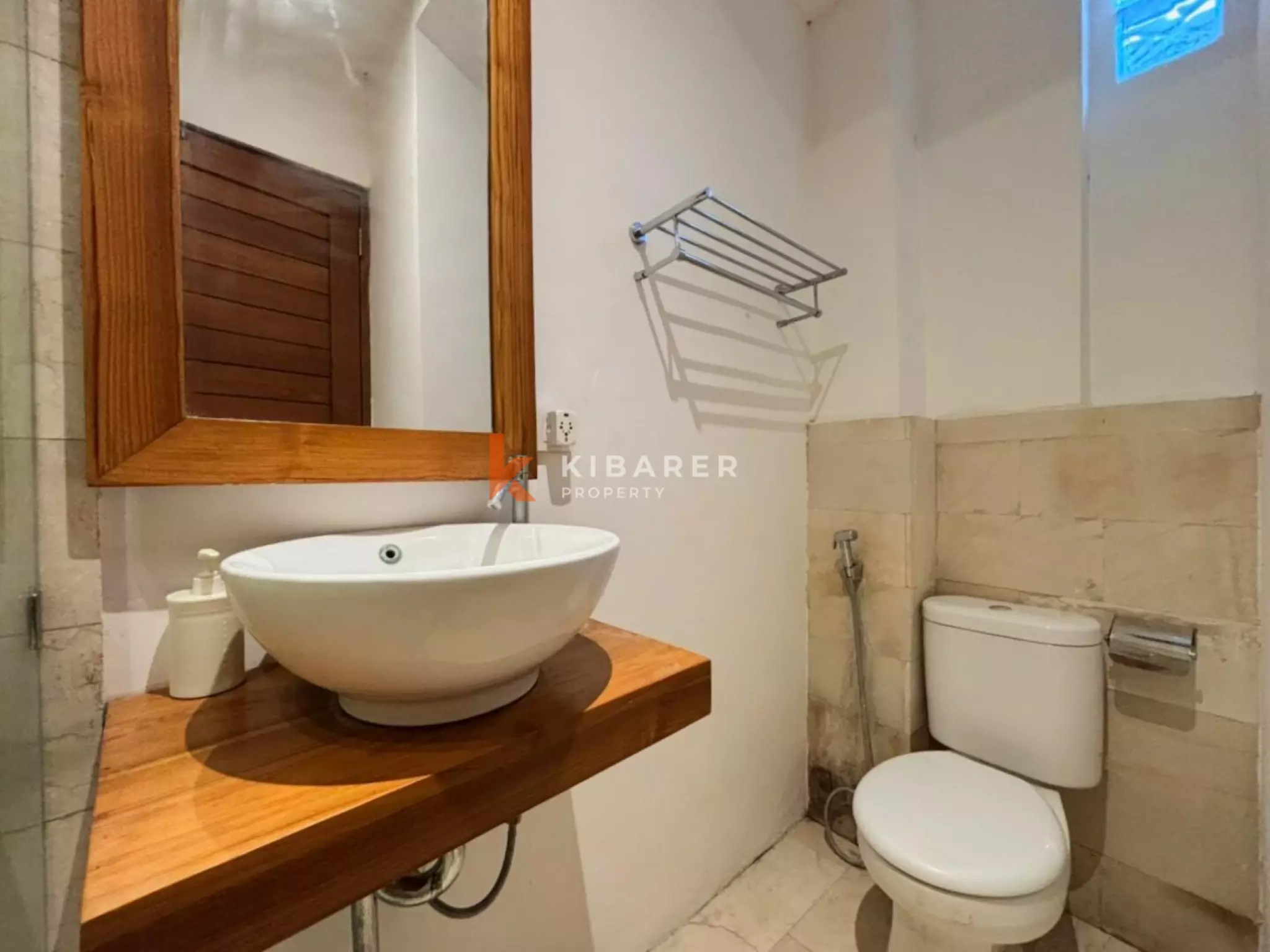 Villa Dua Kamar Tidur yang Nyaman dengan Ruang Tamu Terbuka di Berawa