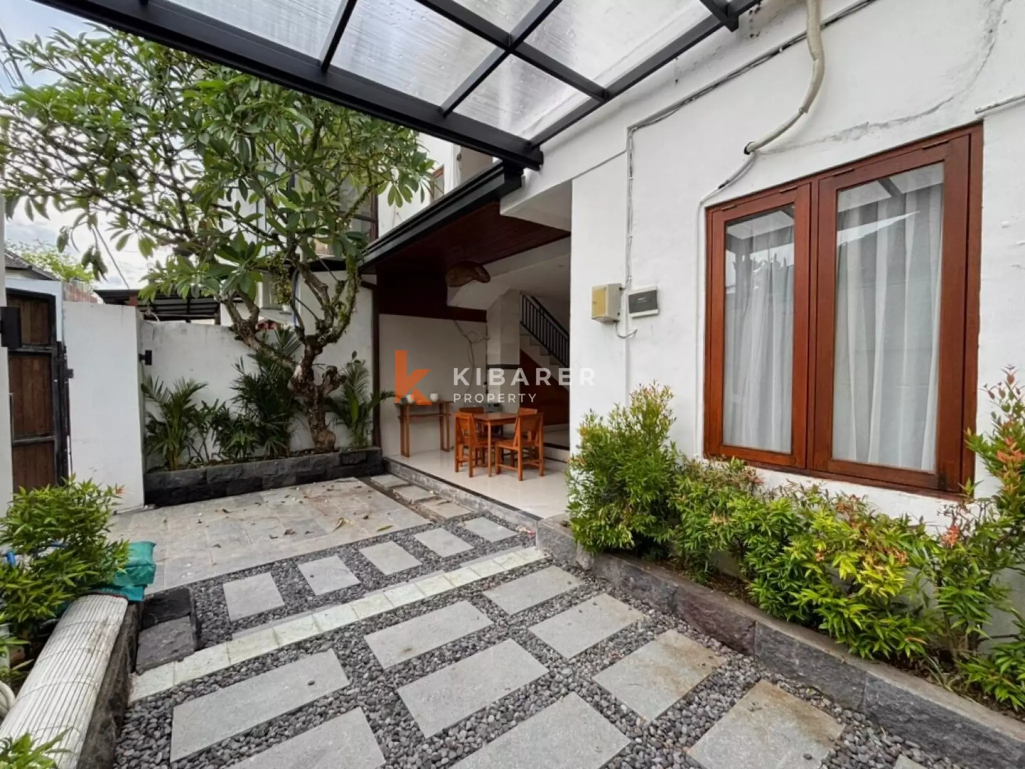 Villa Dua Kamar Tidur yang Nyaman dengan Ruang Tamu Terbuka di Berawa