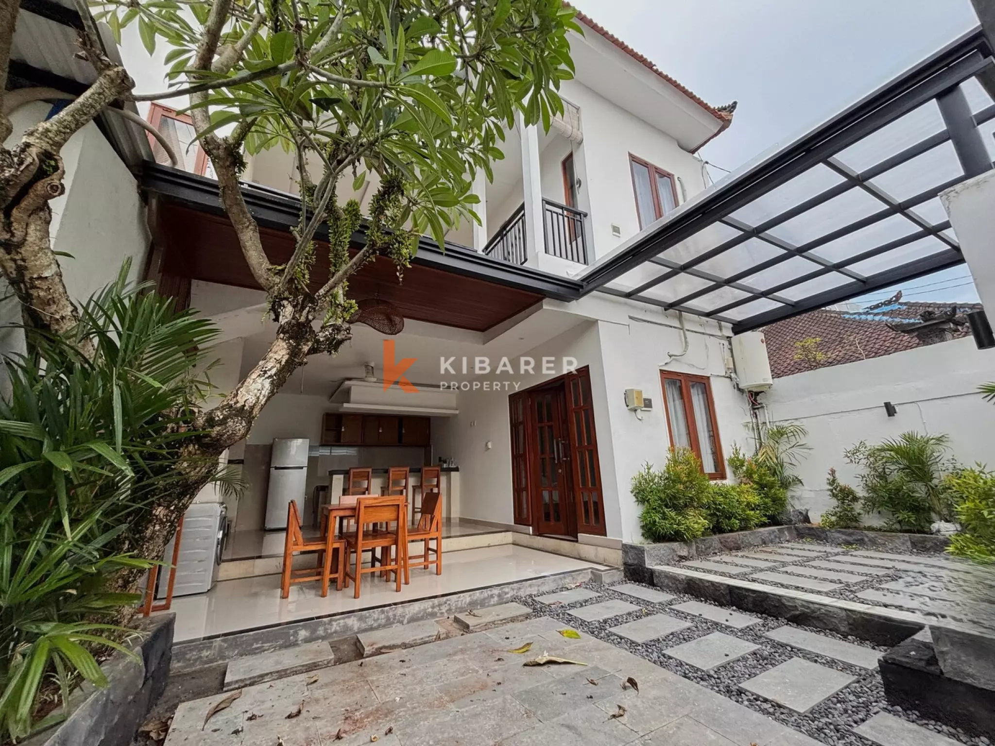 Villa Dua Kamar Tidur yang Nyaman dengan Ruang Tamu Terbuka di Berawa