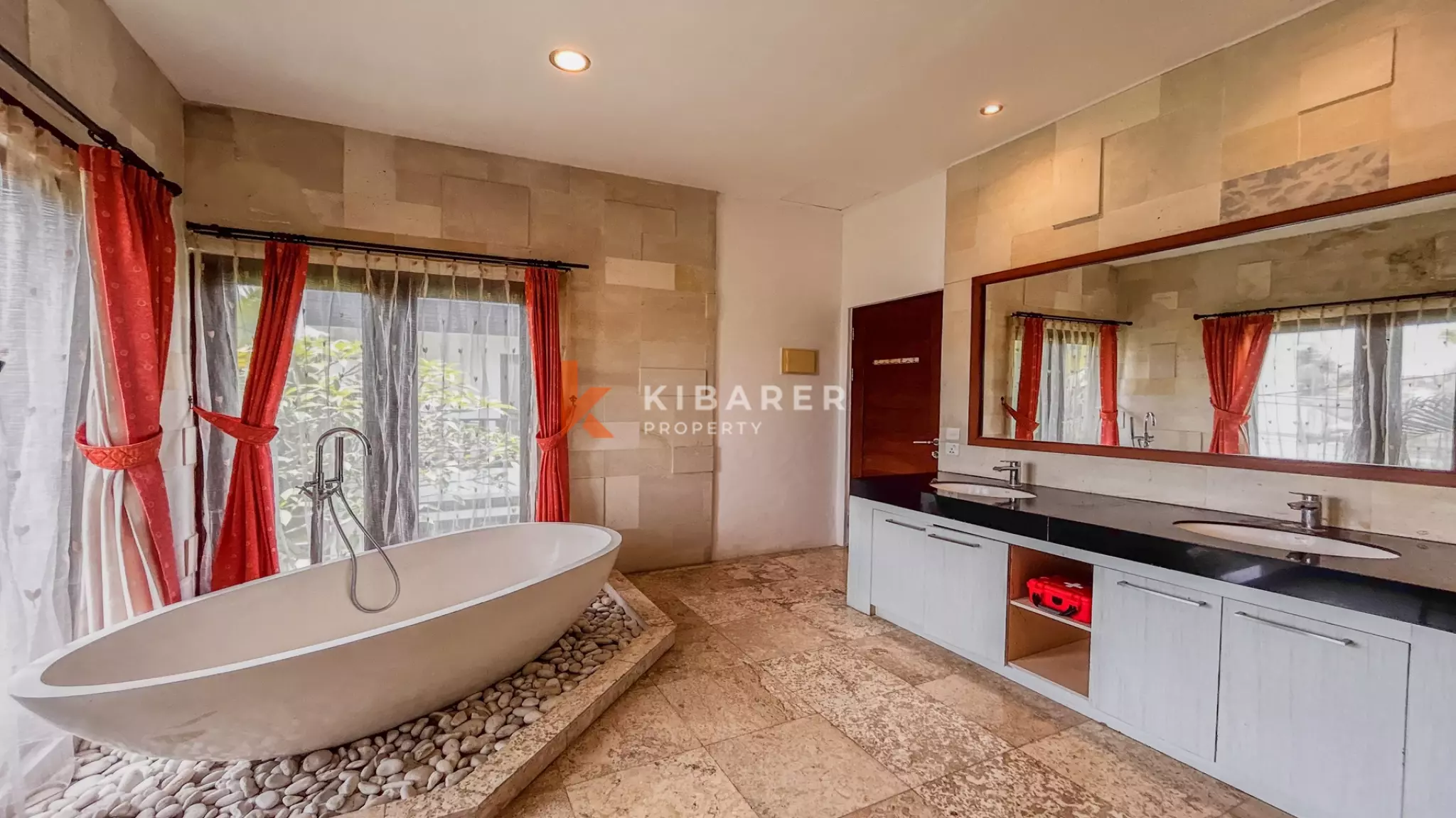 Villa Nyaman dengan Tiga Kamar Tidur di Lokasi Strategis Berawa, Canggu