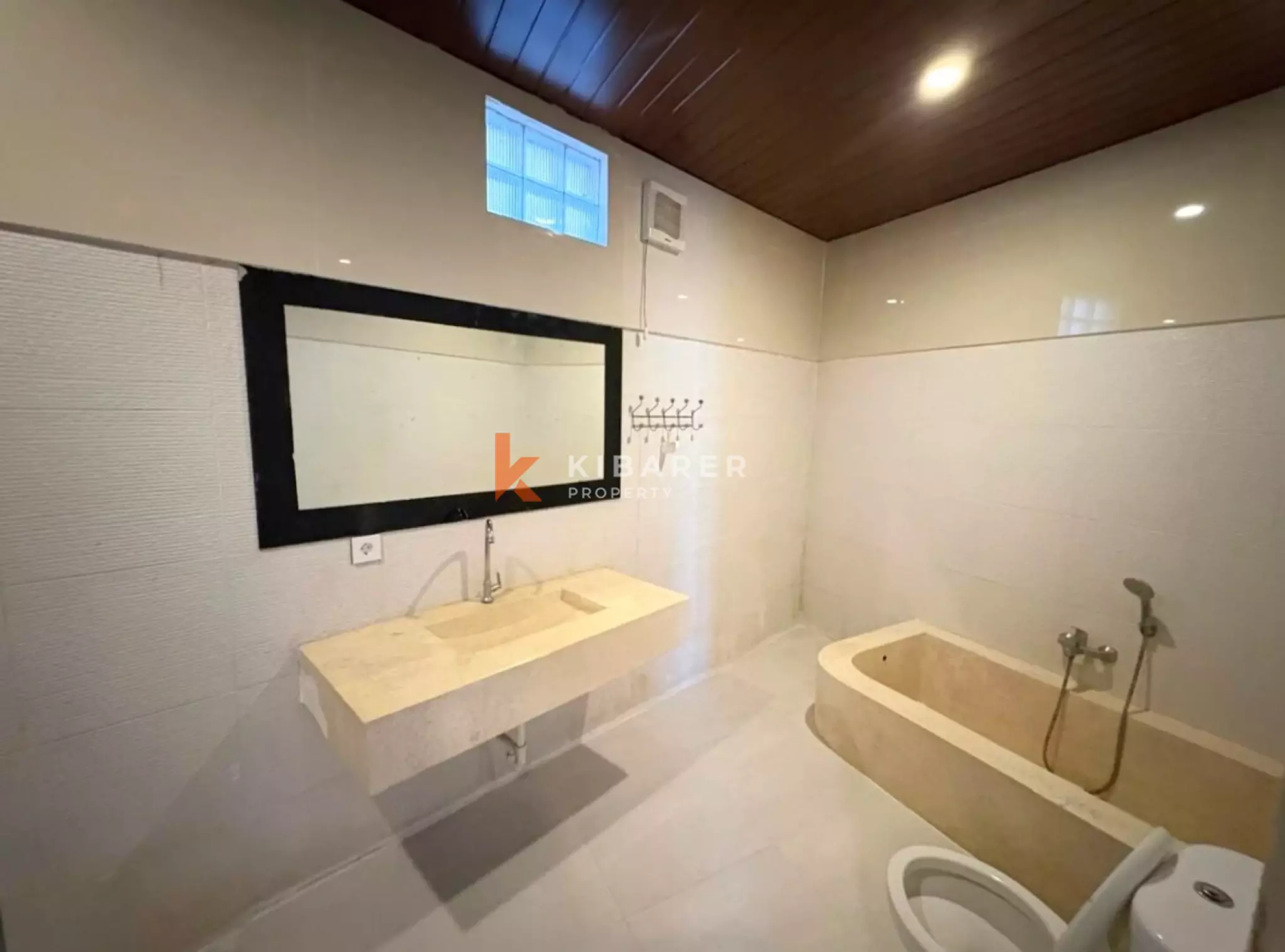 Villa Dua Kamar Tidur dengan Kolam Renang Pribadi di Lokasi Strategis Seminyak