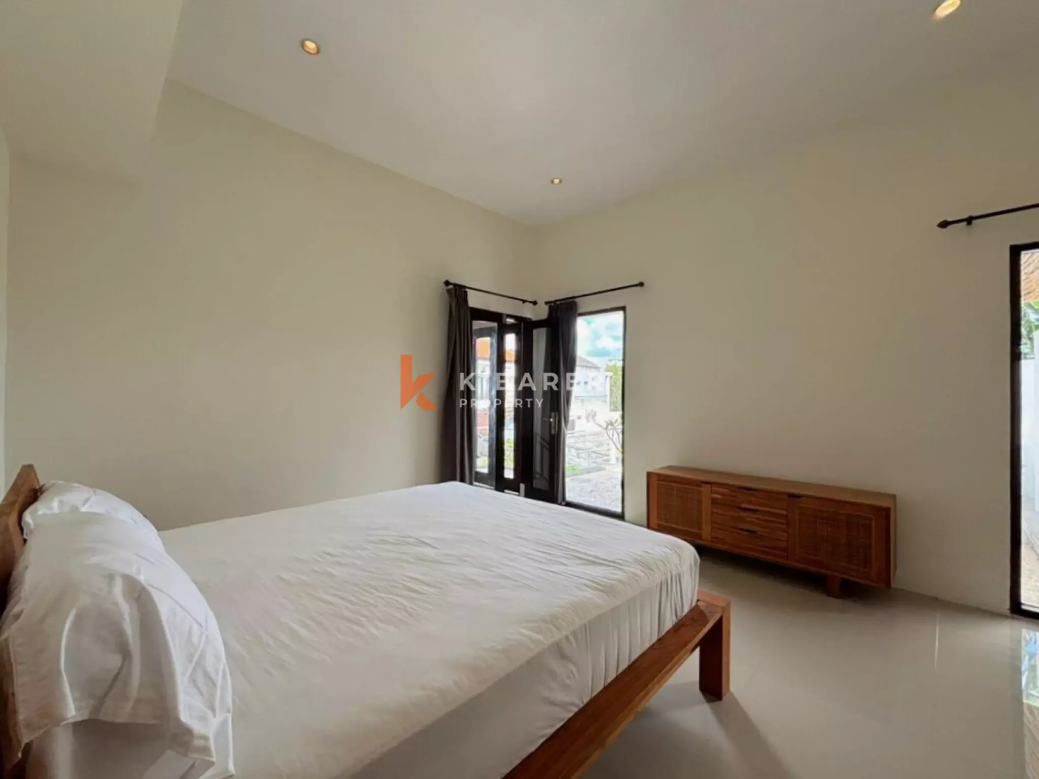 Villa Dua Kamar Tidur dengan Kolam Renang Pribadi di Lokasi Strategis Seminyak
