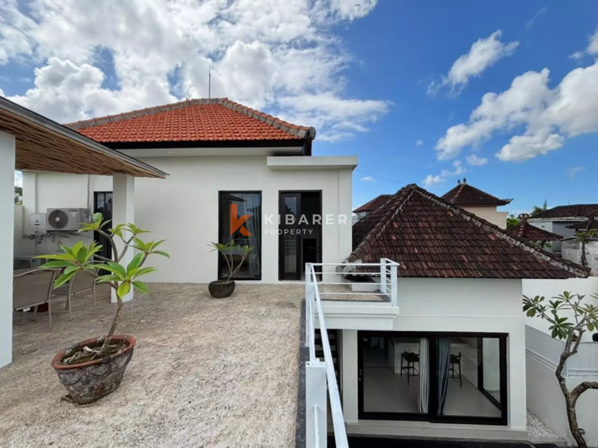 Villa Dua Kamar Tidur dengan Kolam Renang Pribadi di Lokasi Strategis Seminyak