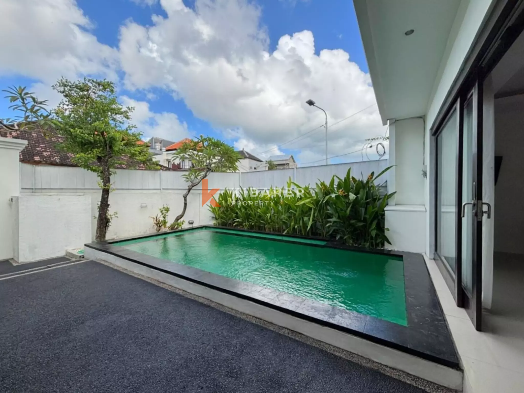 Villa Dua Kamar Tidur dengan Kolam Renang Pribadi di Lokasi Strategis Seminyak