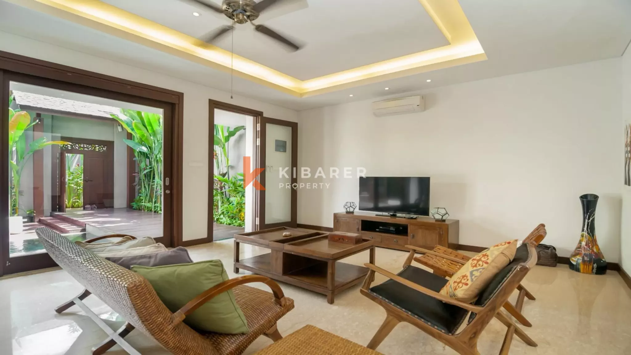 Cozy Three bedrooms Enclosed Living Villa di Mertanadi-Seminyak