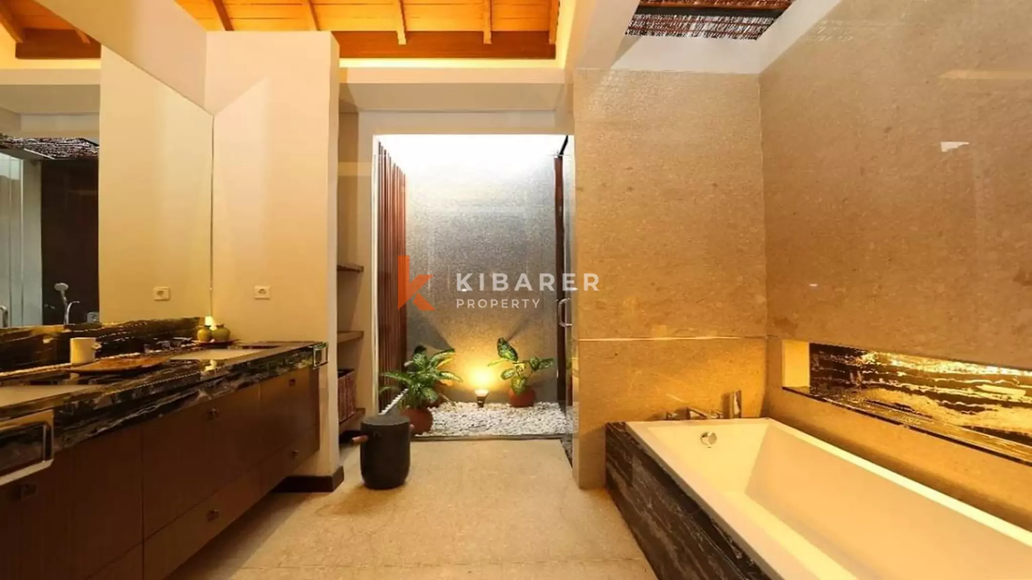 Cozy Three bedrooms Enclosed Living Villa di Mertanadi-Seminyak