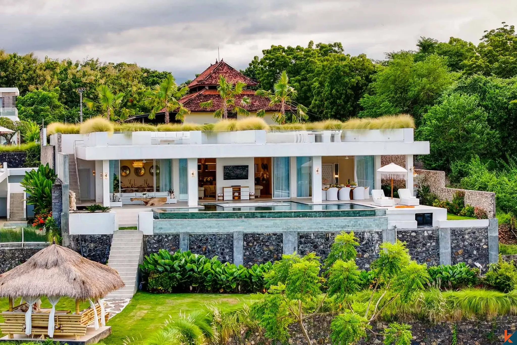Rumah berkualitas tinggi dengan tiga kamar tidur dan pemandangan laut dijual di Buleleng
