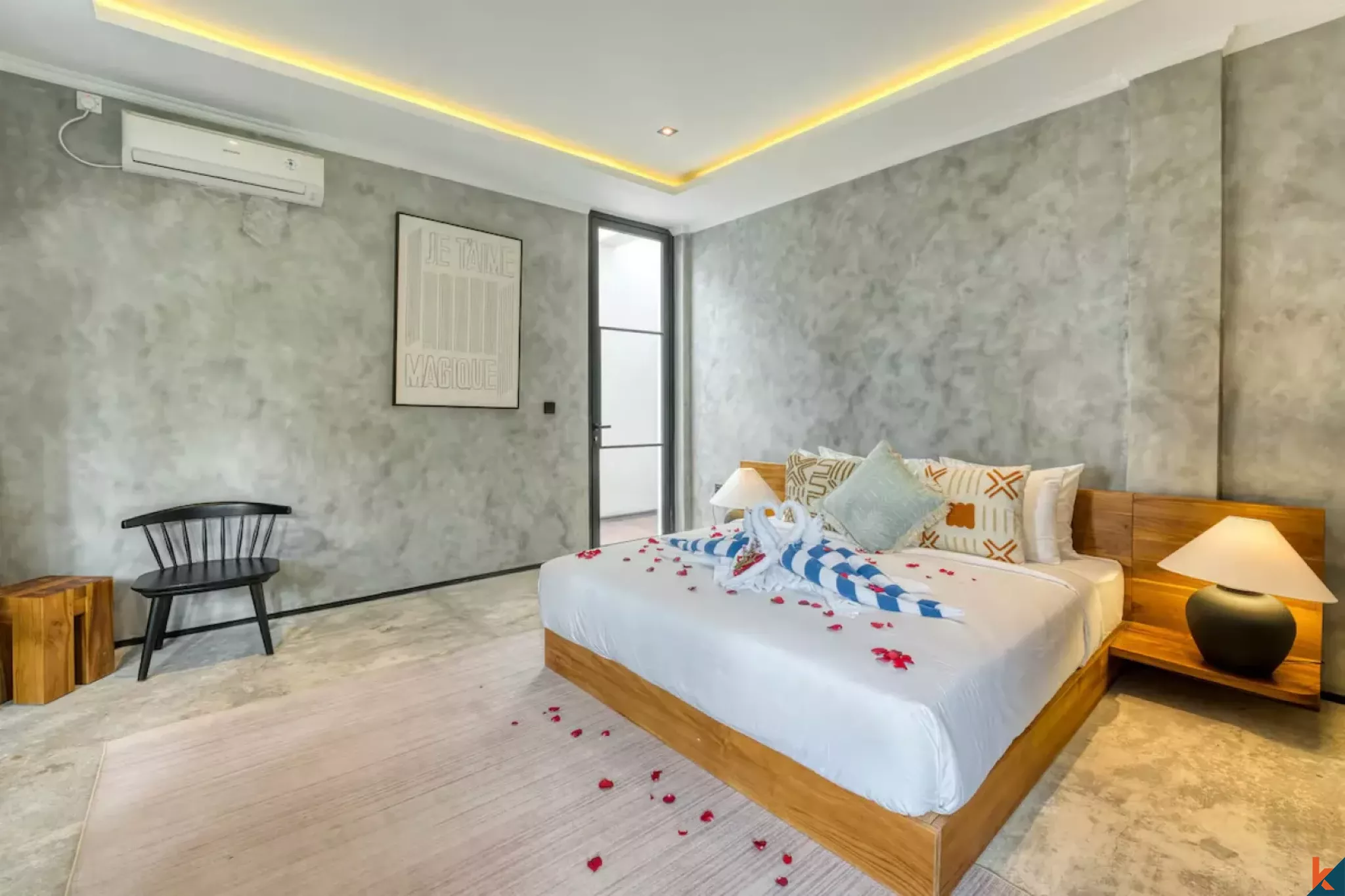 Vila modern dan bergaya industri dengan empat kamar tidur hak milik di Umalas I