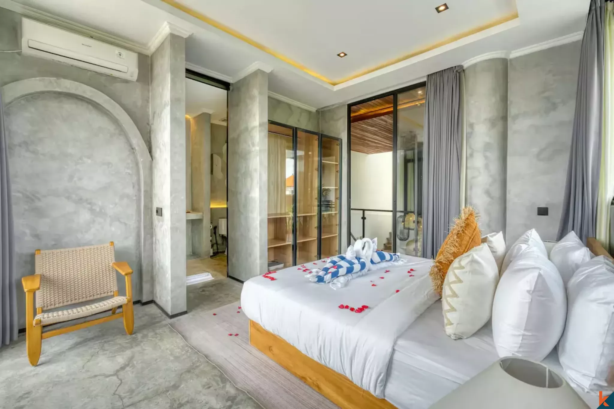 Vila modern dan bergaya industri dengan empat kamar tidur hak milik di Umalas I
