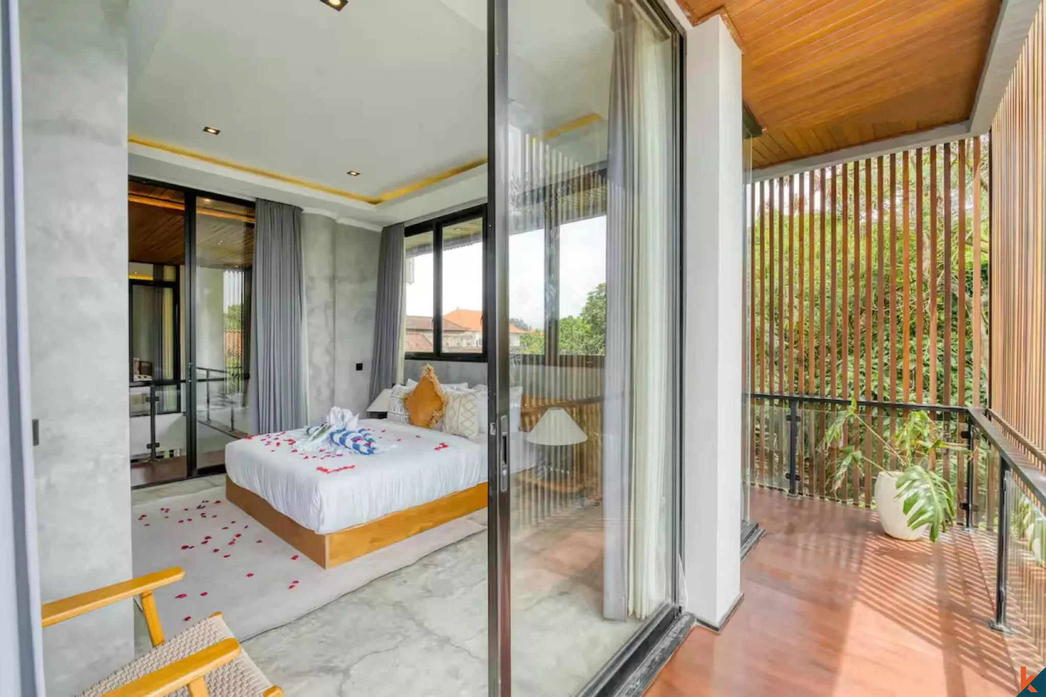 Vila modern dan bergaya industri dengan empat kamar tidur hak milik di Umalas I